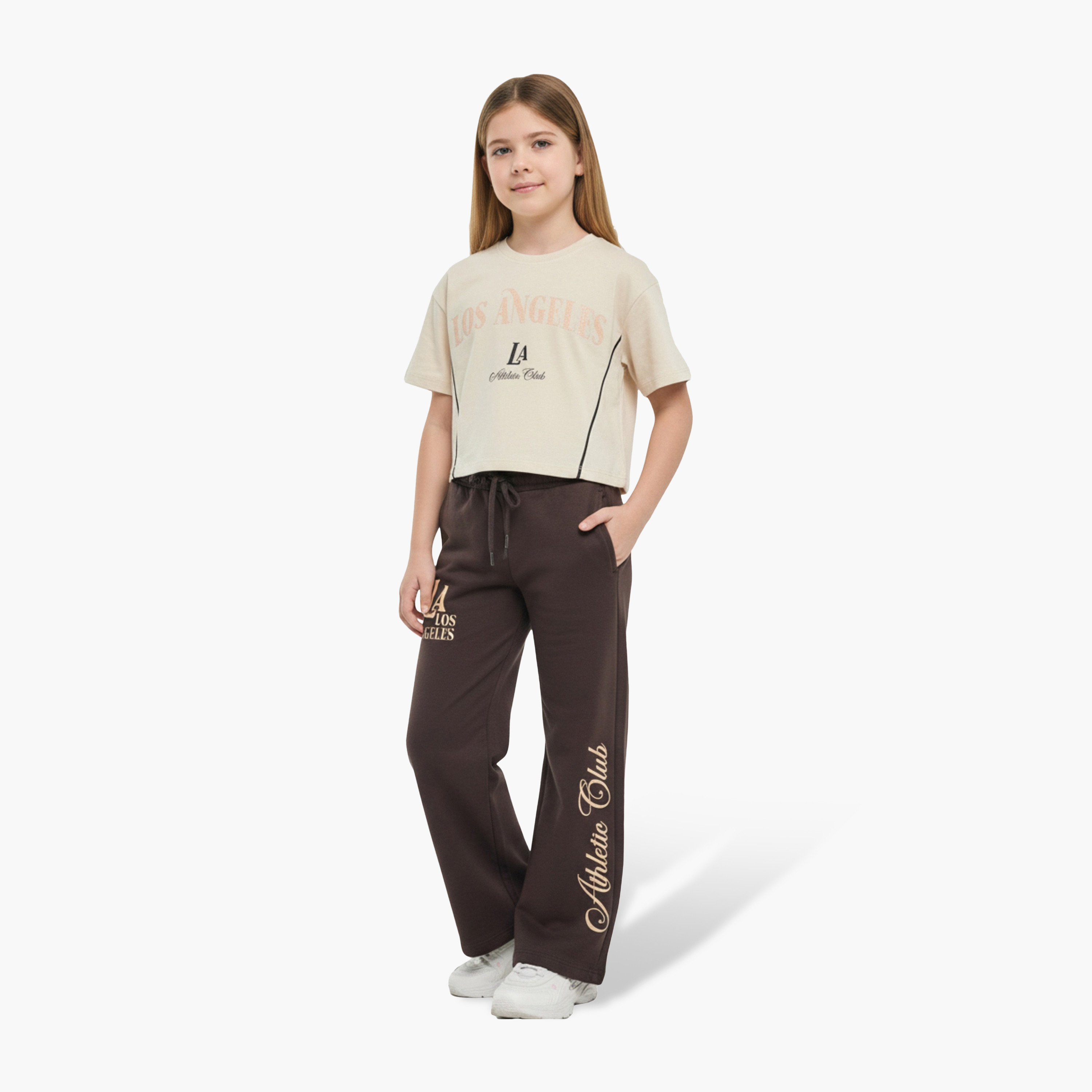 طقم تي شيرت مطبوع بكلمة "Los Angeles" وبنطلون بأرجل واسعة من فيكتور آند جين-girls-clothing-setsandcoords-image-1