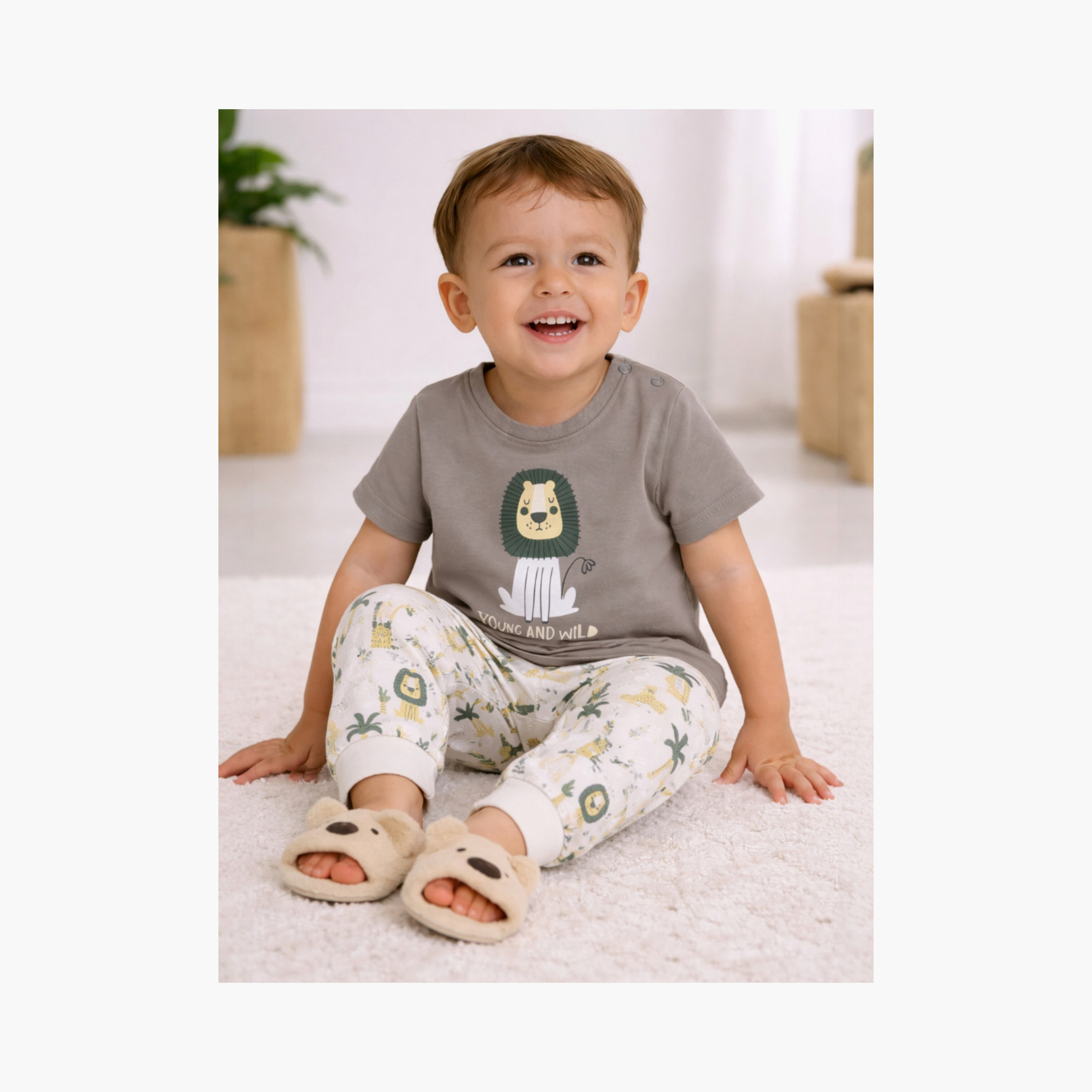 طقم تي شيرت قطني وبيجامة بطبعة أسد من فيكتور آند جين-baby-boys-clothing-nightwear-pyjamasets-image-5