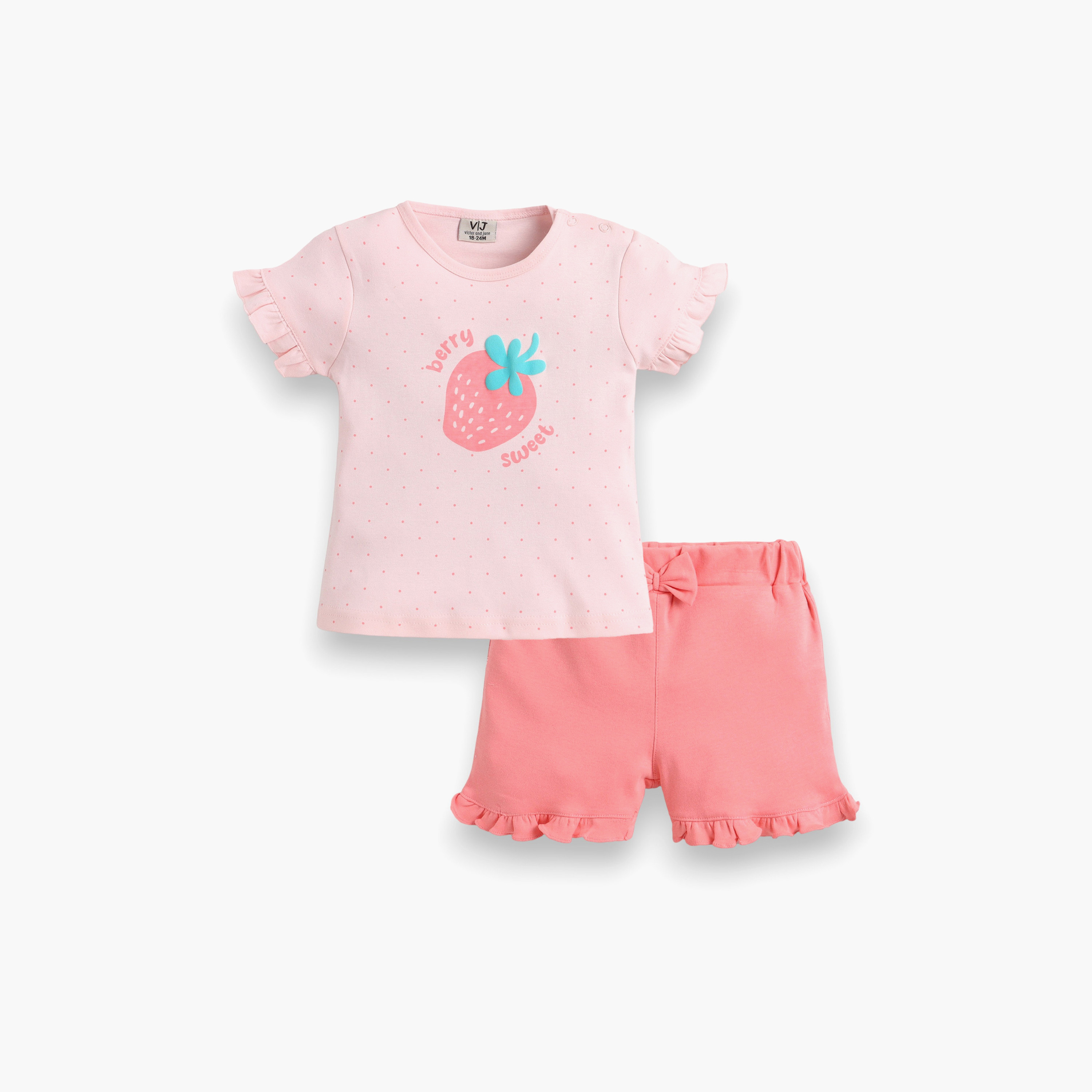 طقم بلوزة بأكمام نصفية بطبعة ستروبري وشورت بكسرات رافل من فيكتور أند جين-baby-girls-clothing-setsandcoords-image-3