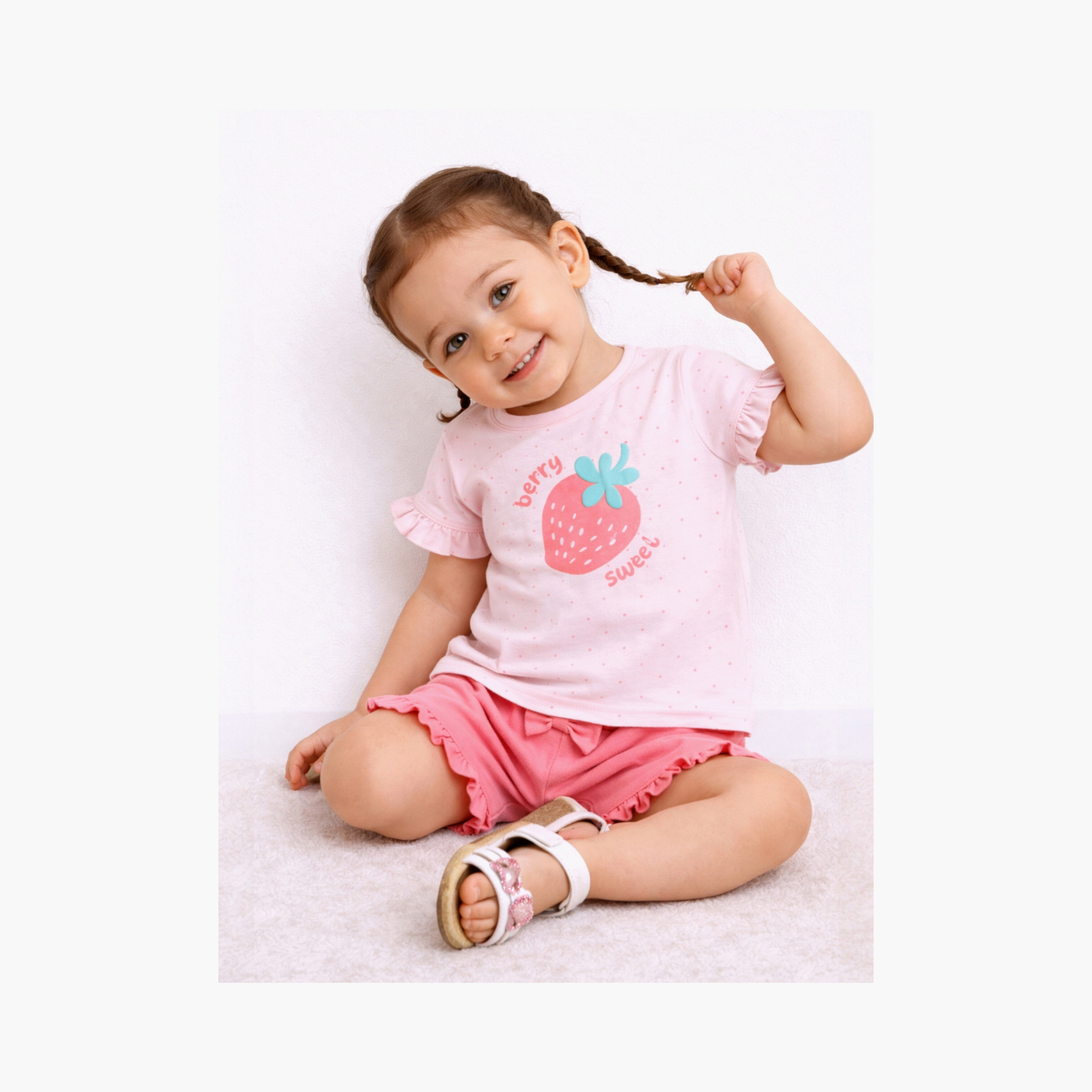 طقم بلوزة بأكمام نصفية بطبعة ستروبري وشورت بكسرات رافل من فيكتور أند جين-baby-girls-clothing-setsandcoords-image-6