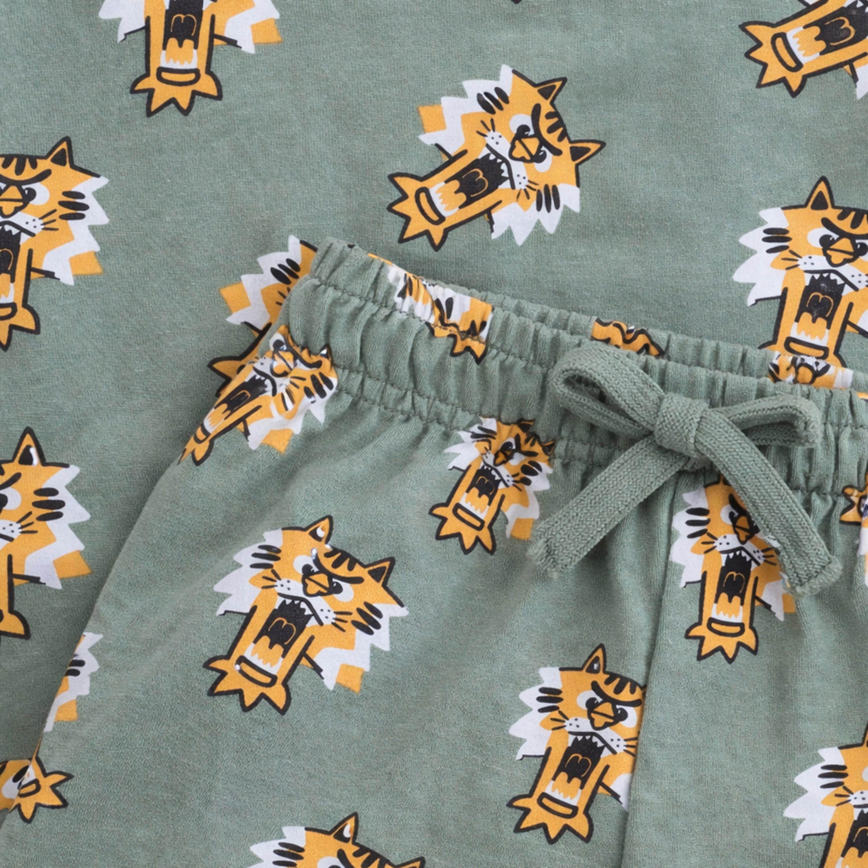 طقم مكون من تيشيرت بطبعة نمر وبنطلون رياضي (جوغر) قطعتين من فيكتور آند جين-baby-boys-clothing-setsandcoords-image-4