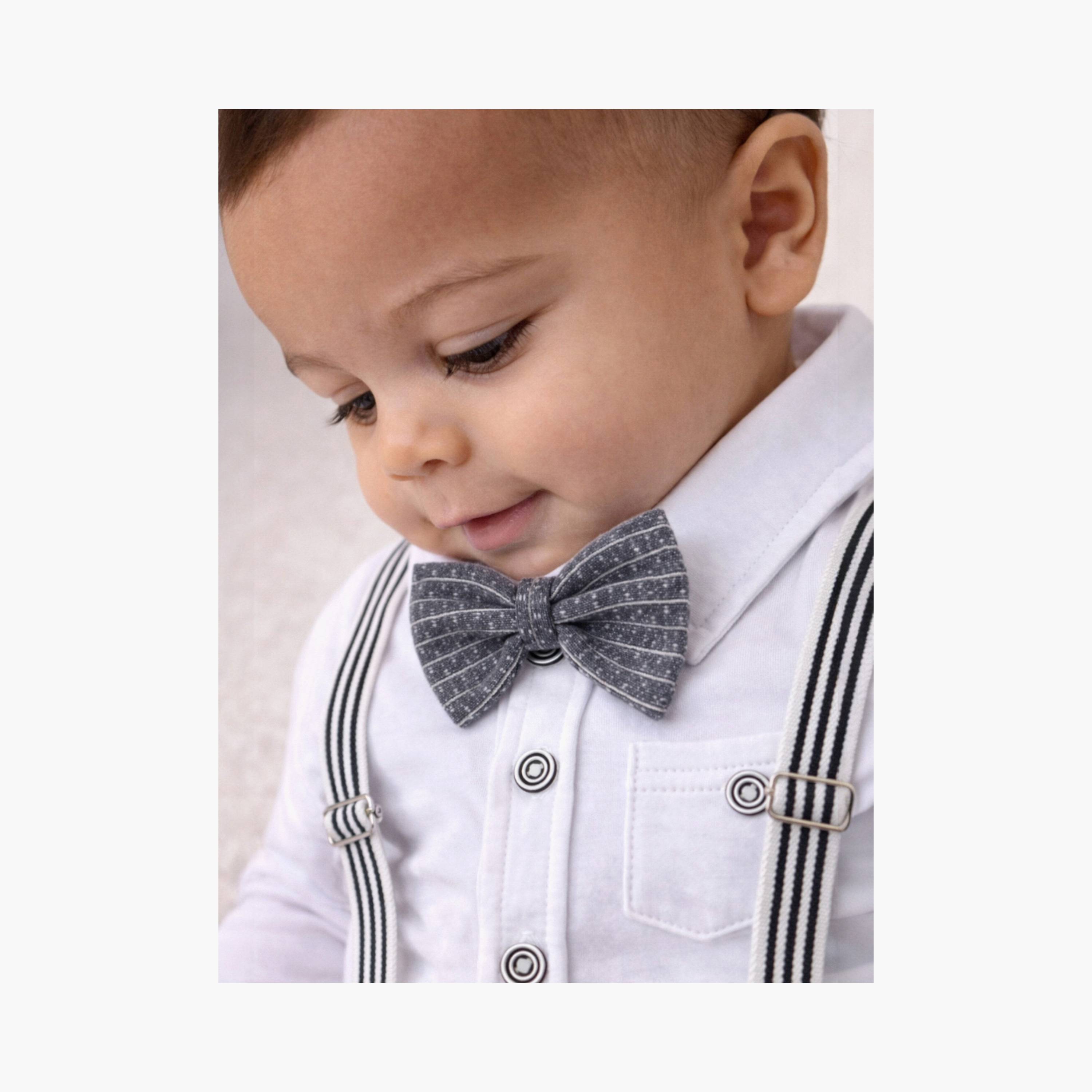 طقم رومبير بتصميم وهمي (موك) مكون من قميص، ربطة عنق وحمالات من فيكتور آند جين-baby-boys-clothing-rompers-image-5