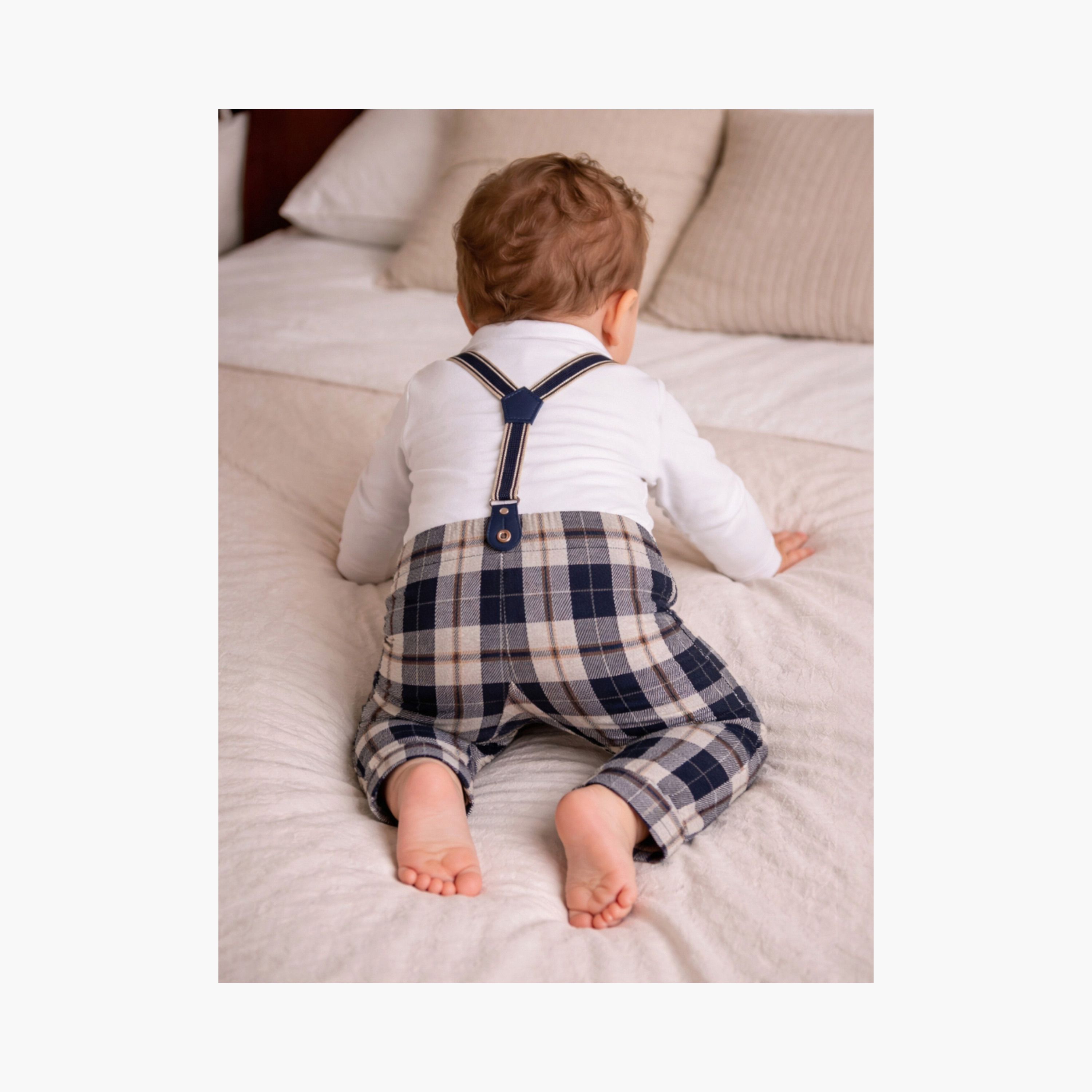 طقم رومبير بتصميم وهمي (موك) مكون من قميص كاروهات، ربطة عنق وحمالات من فيكتور آند جين-baby-boys-clothing-rompers-image-5