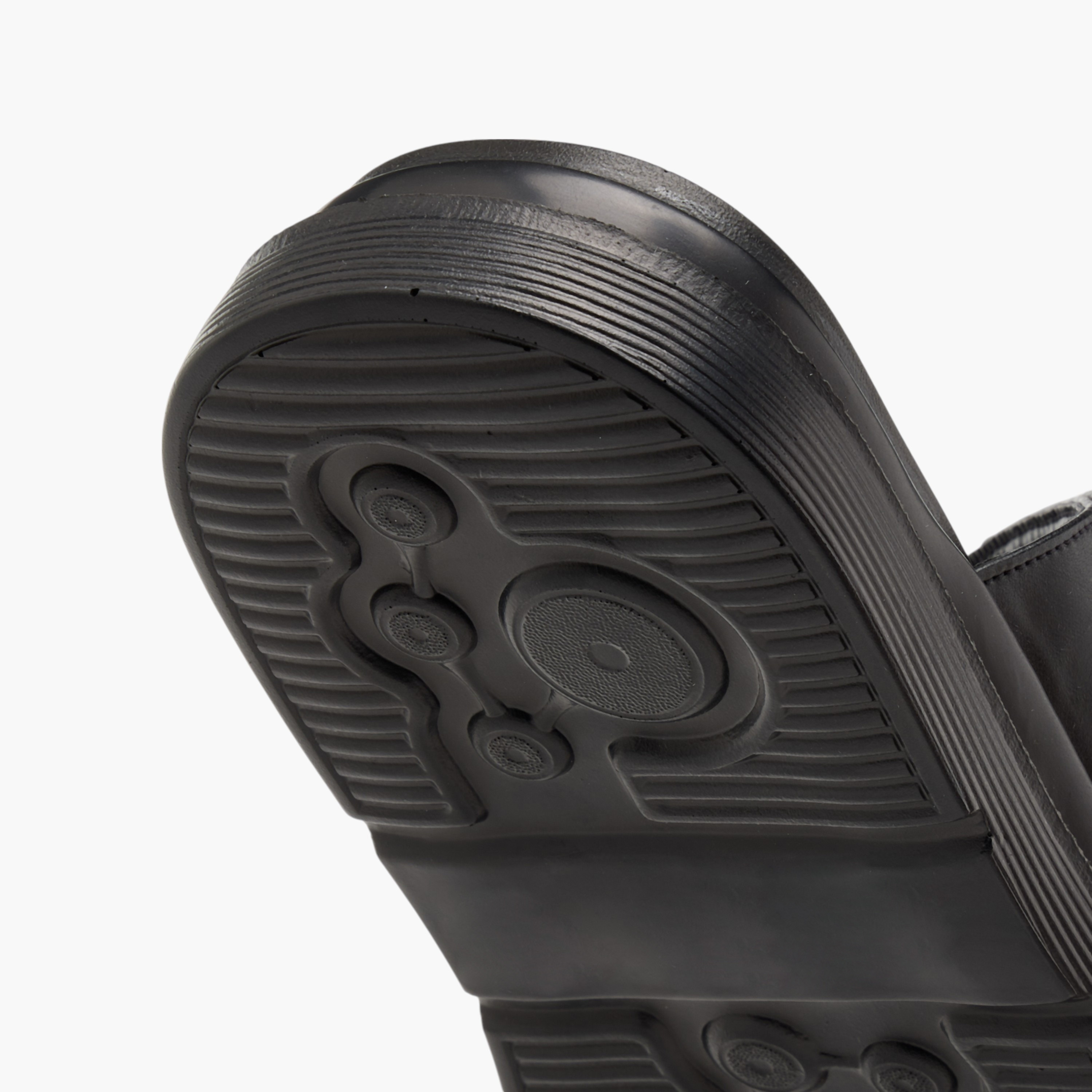 صندل بأحزمة متقاطعة سهل الارتداء من إل بي إل من شو إكسبريس-men-shoes-sandals-image-6