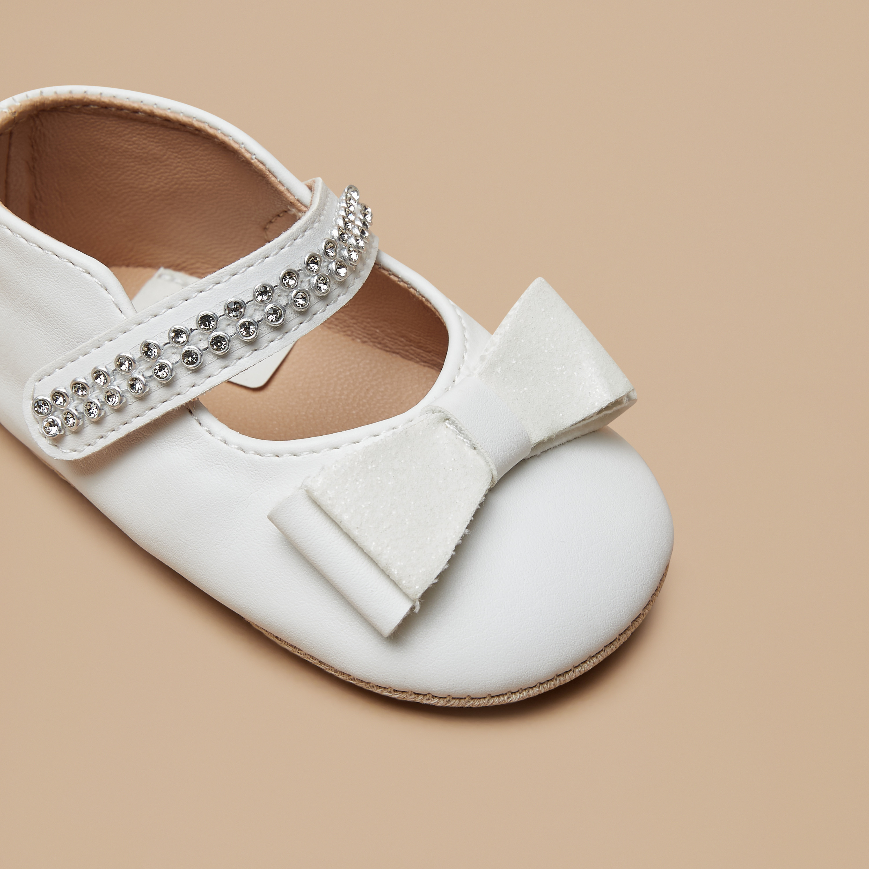 بوت بزينة فيونكة وشريط إغلاق لاصق من بيرفيت-baby-girls-shoes-booties-image-1