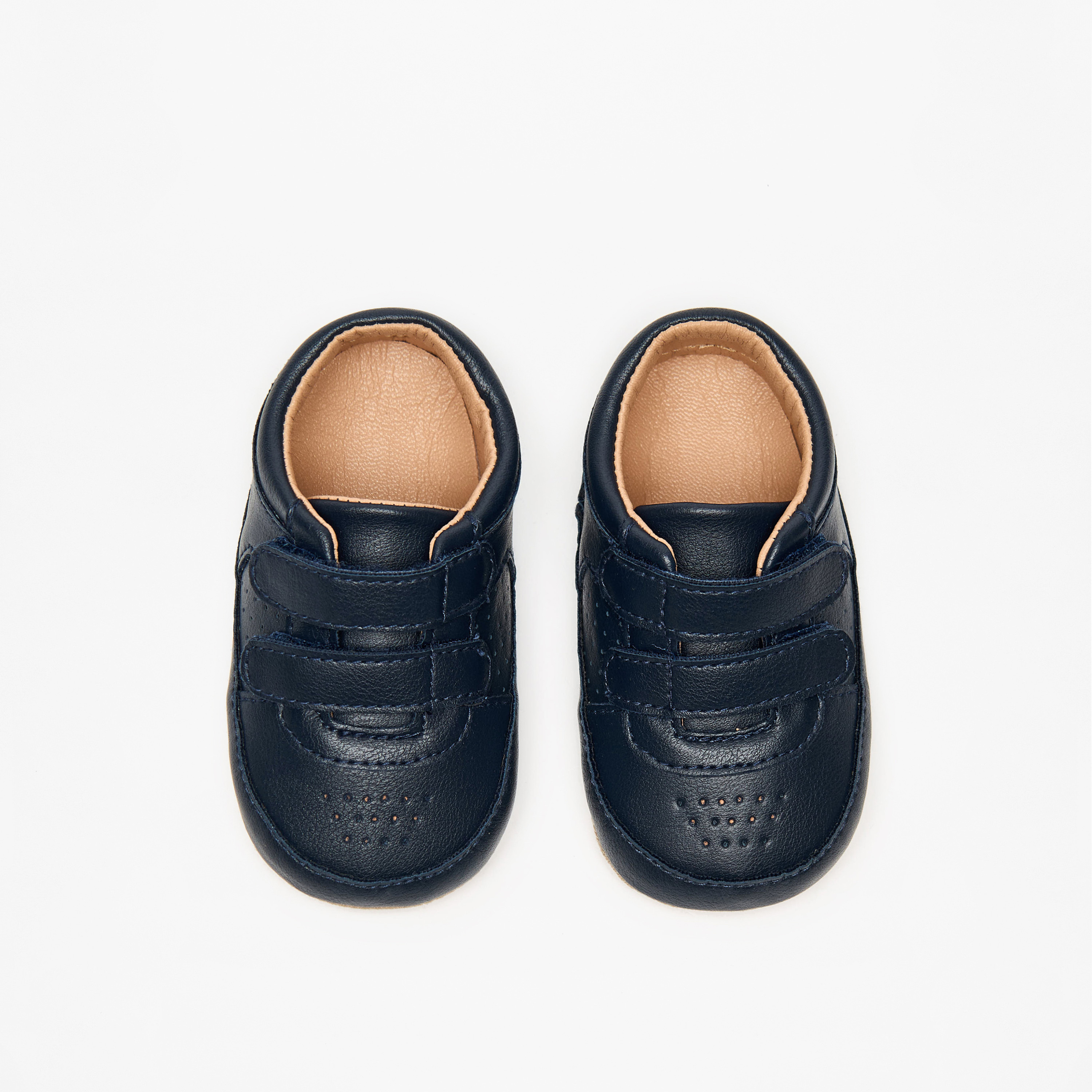 بوت سادة بتفاصيل مُثقبّة وشريط إغلاق من بيرفيت-baby-boys-shoes-booties-image-3