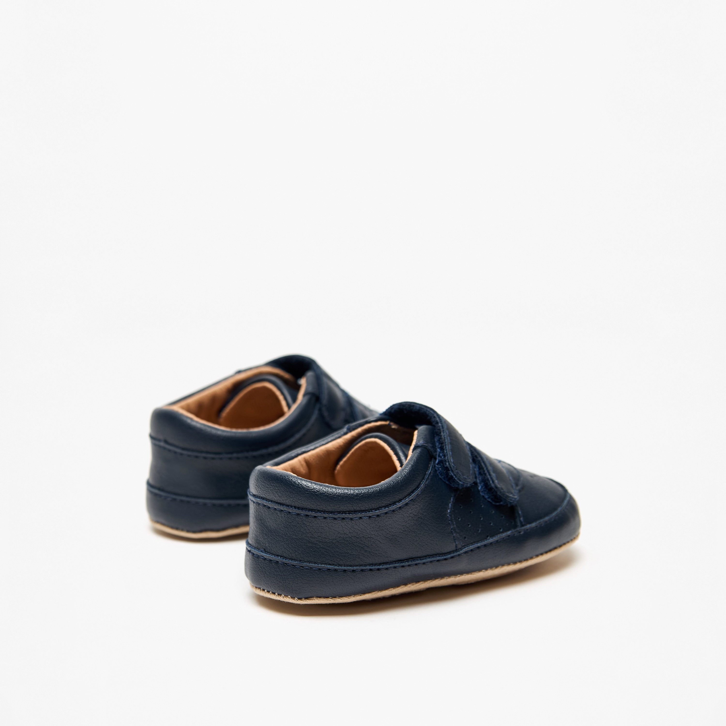 بوت سادة بتفاصيل مُثقبّة وشريط إغلاق من بيرفيت-baby-boys-shoes-booties-image-4