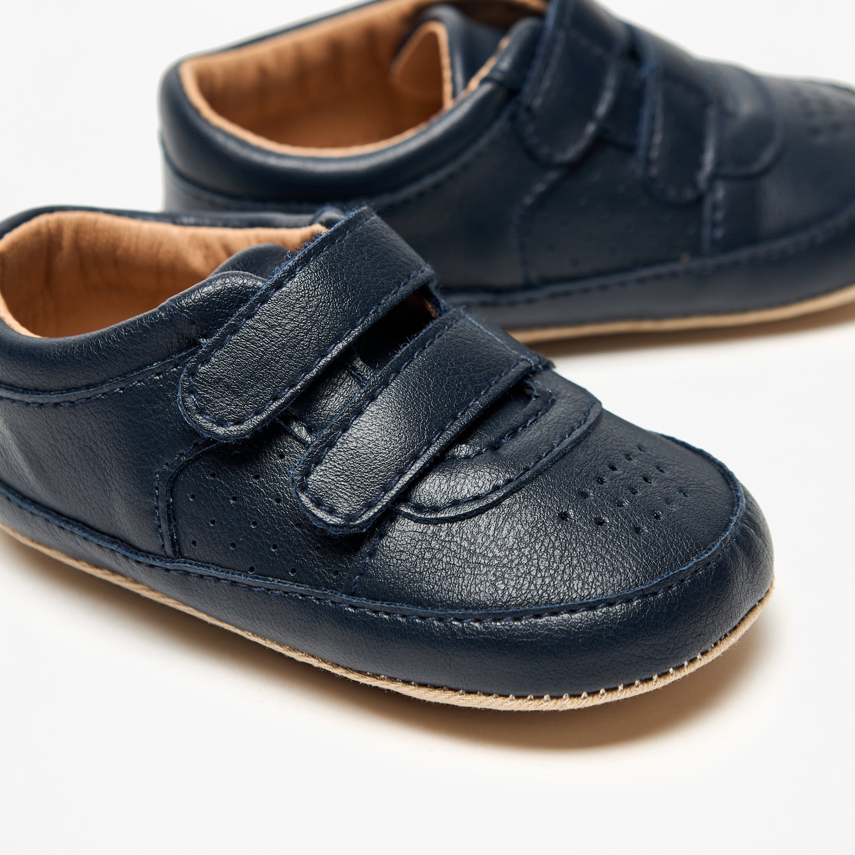 بوت سادة بتفاصيل مُثقبّة وشريط إغلاق من بيرفيت-baby-boys-shoes-booties-image-5