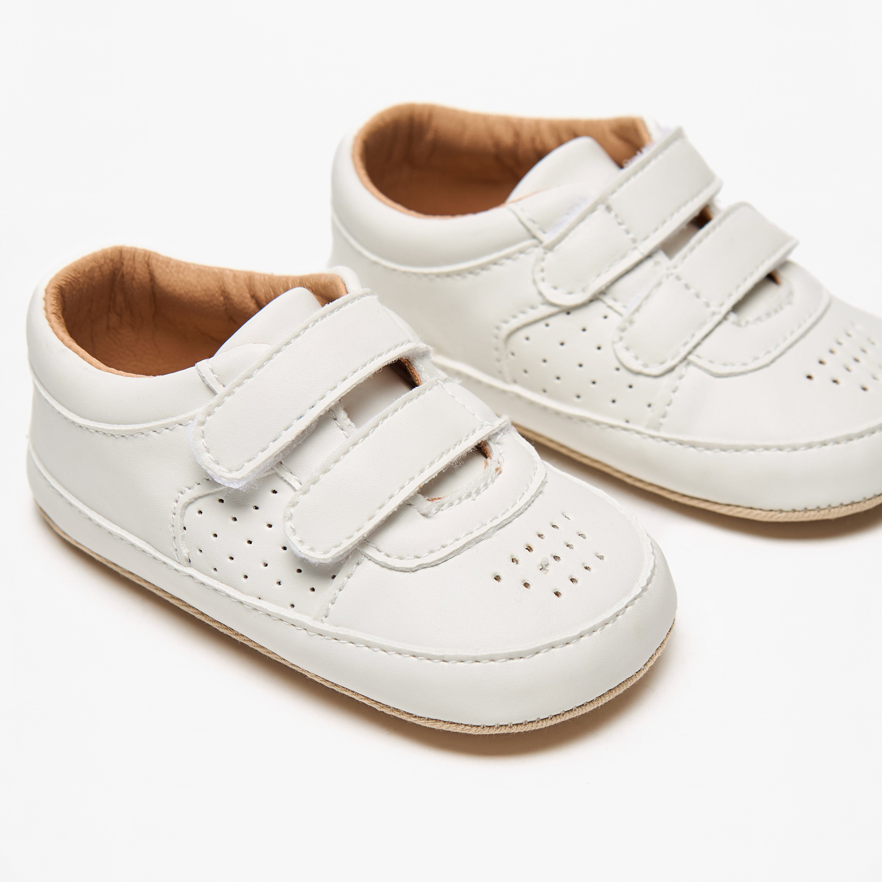 بوت سادة بتفاصيل مُثقبّة وشريط إغلاق من بيرفيت-baby-boys-shoes-booties-image-8