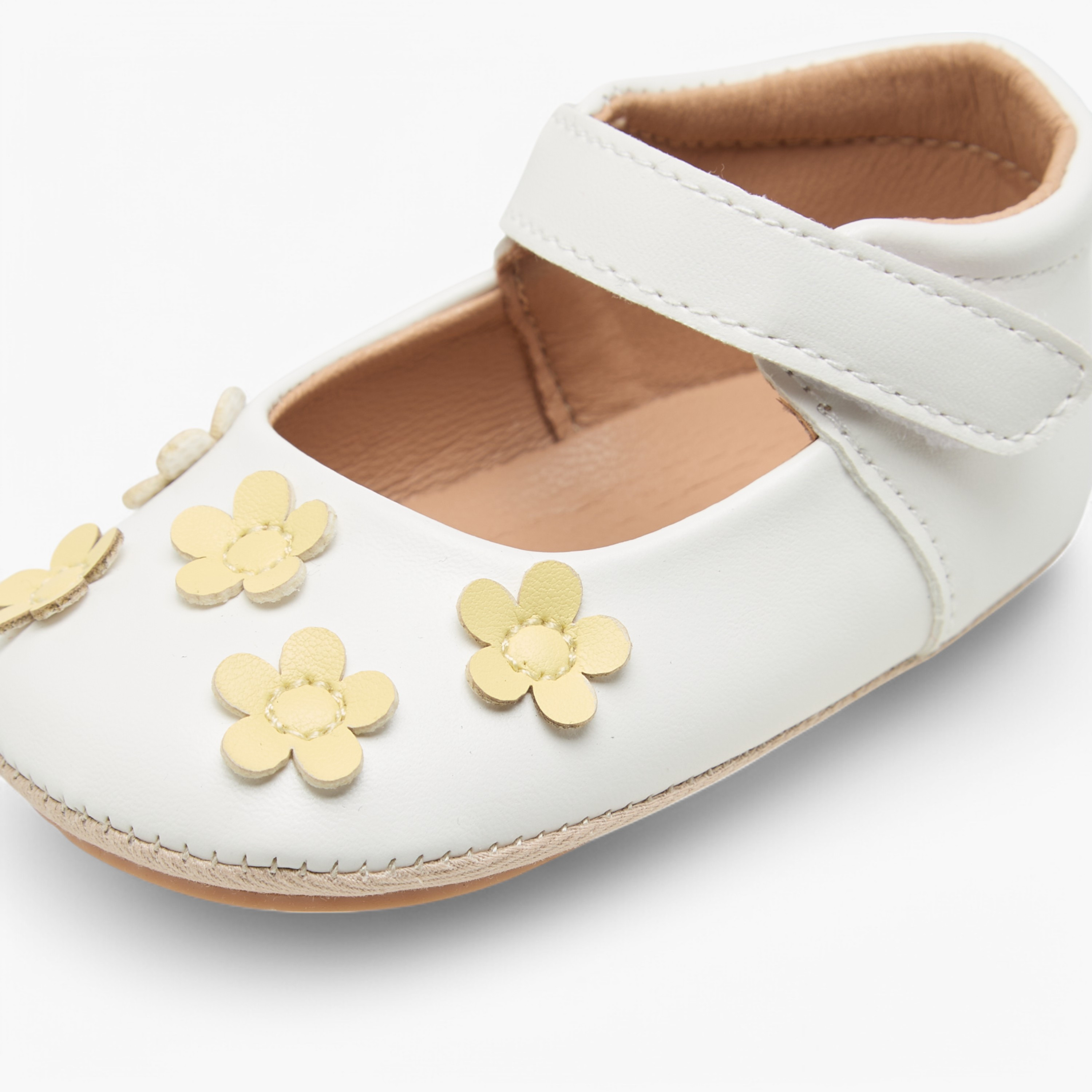 حذاء بتزيينات زهرية وبشريط إغلاق لاصق من بيرفيت-baby-girls-shoes-closedshoes-image-1