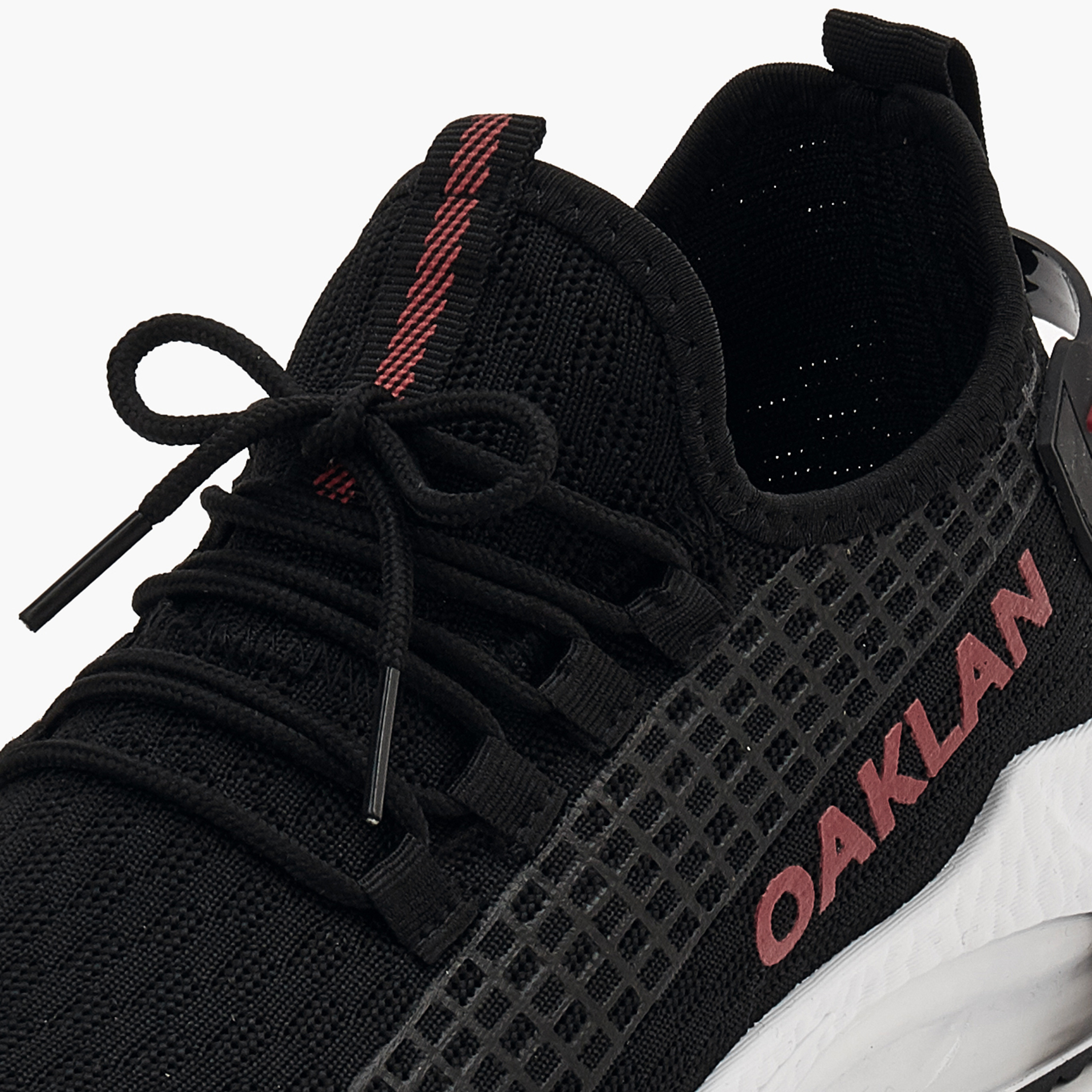 حذاء رياضي برباط إغلاق وتفاصيل شعار من أوكلان من شو إكسبريس-sports-men-shoes-image-3