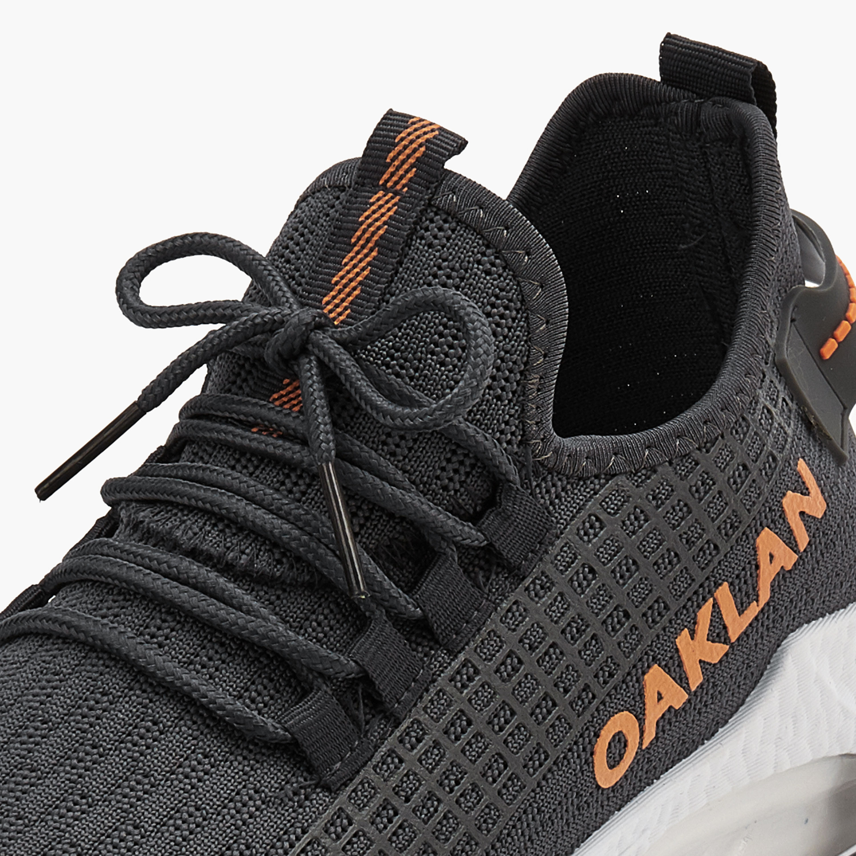 حذاء رياضي برباط إغلاق وتفاصيل شعار من أوكلان من شو إكسبريس-sports-men-shoes-image-3
