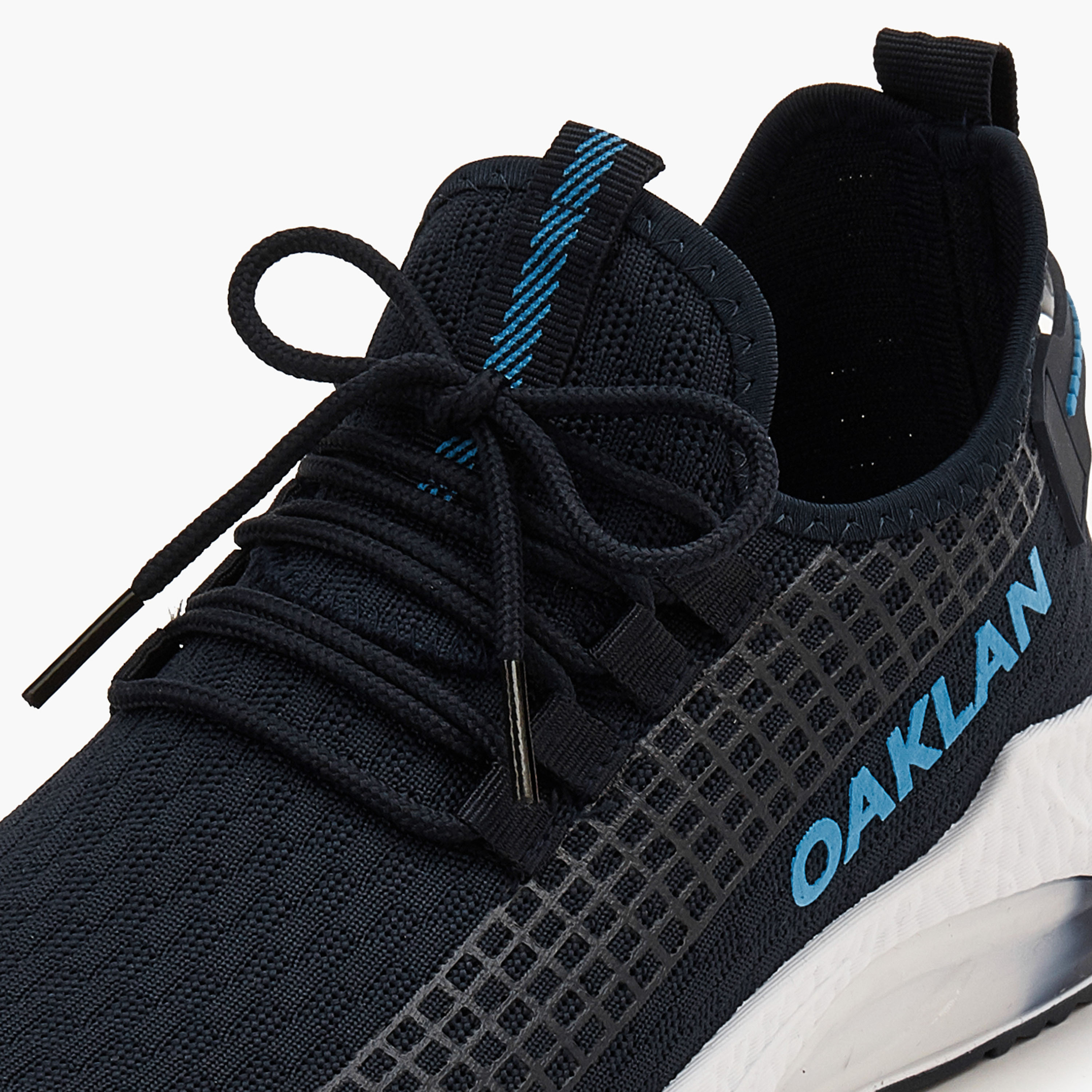 حذاء رياضي برباط إغلاق وتفاصيل شعار من أوكلان من شو إكسبريس-sports-men-shoes-image-3
