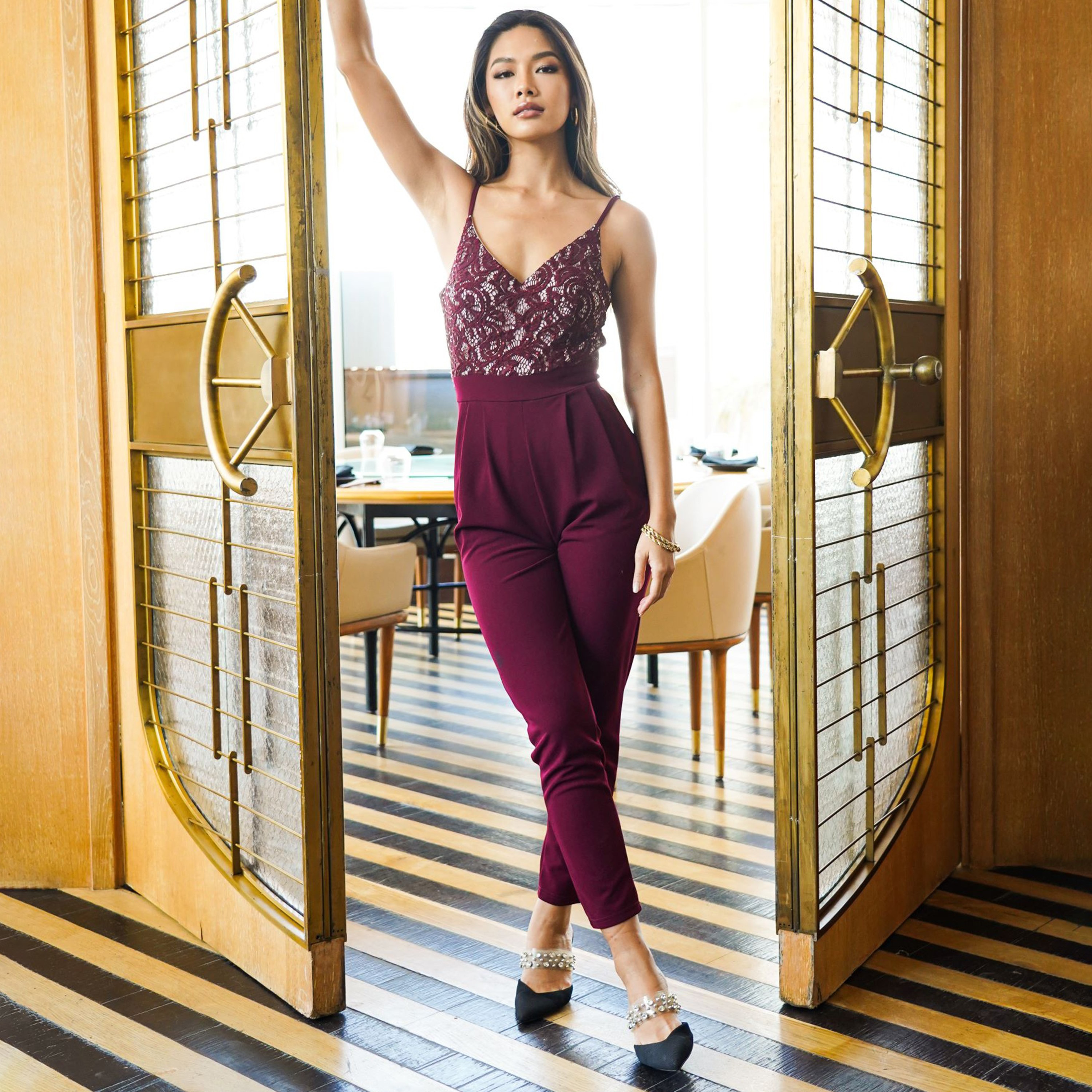  تنورة و حذاء ستيليتو جمبسوت مع حمالات كتف مطرزة وتفاصيل ترتر-women-clothing-jumpsuits-image-1