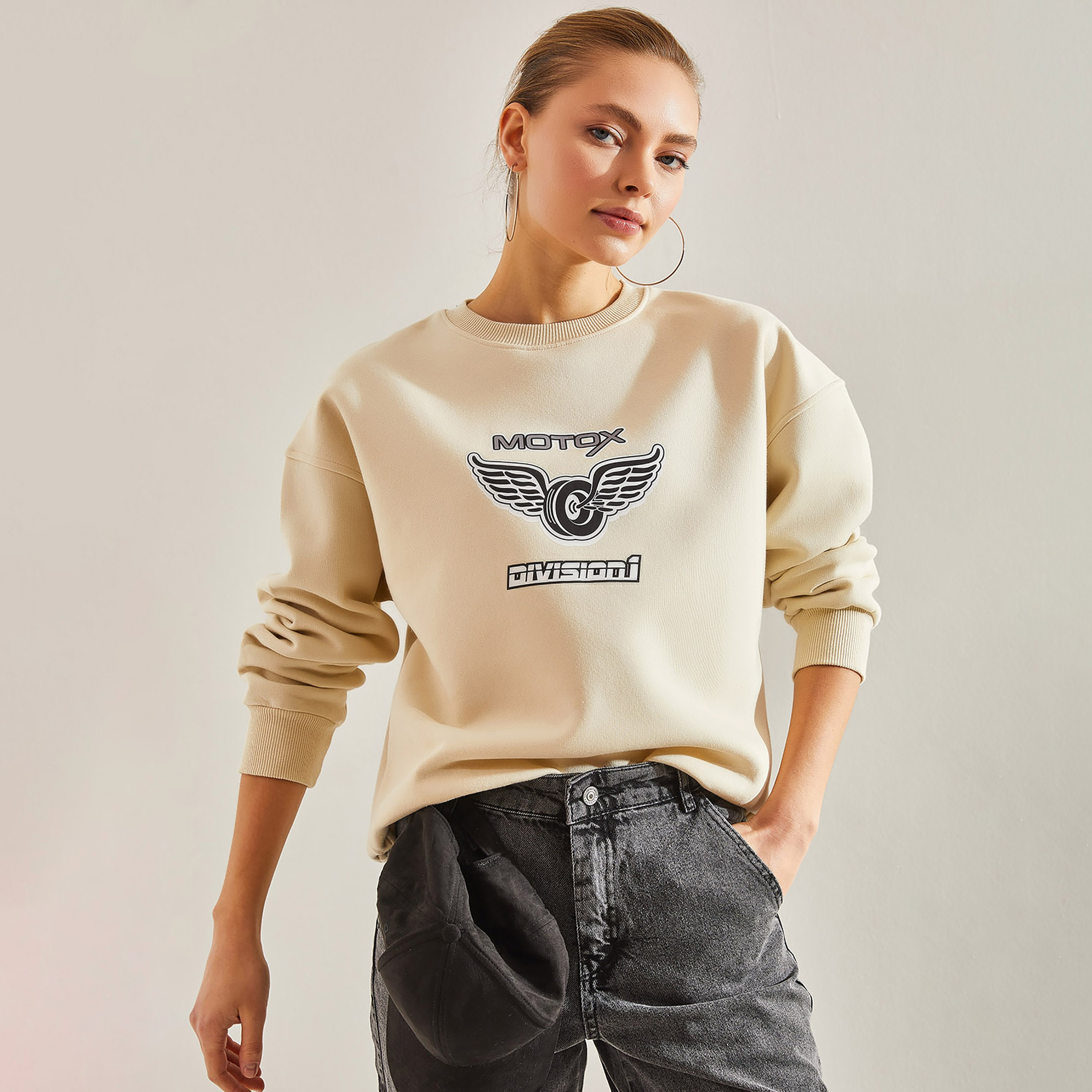 سويت شيرت نسائي بيج مطبوع برسومات، بأكتاف منسدلة من بيانكو لوتشي-women-winterwear-hoodiesandsweatshirts-sweatshirts-image-1