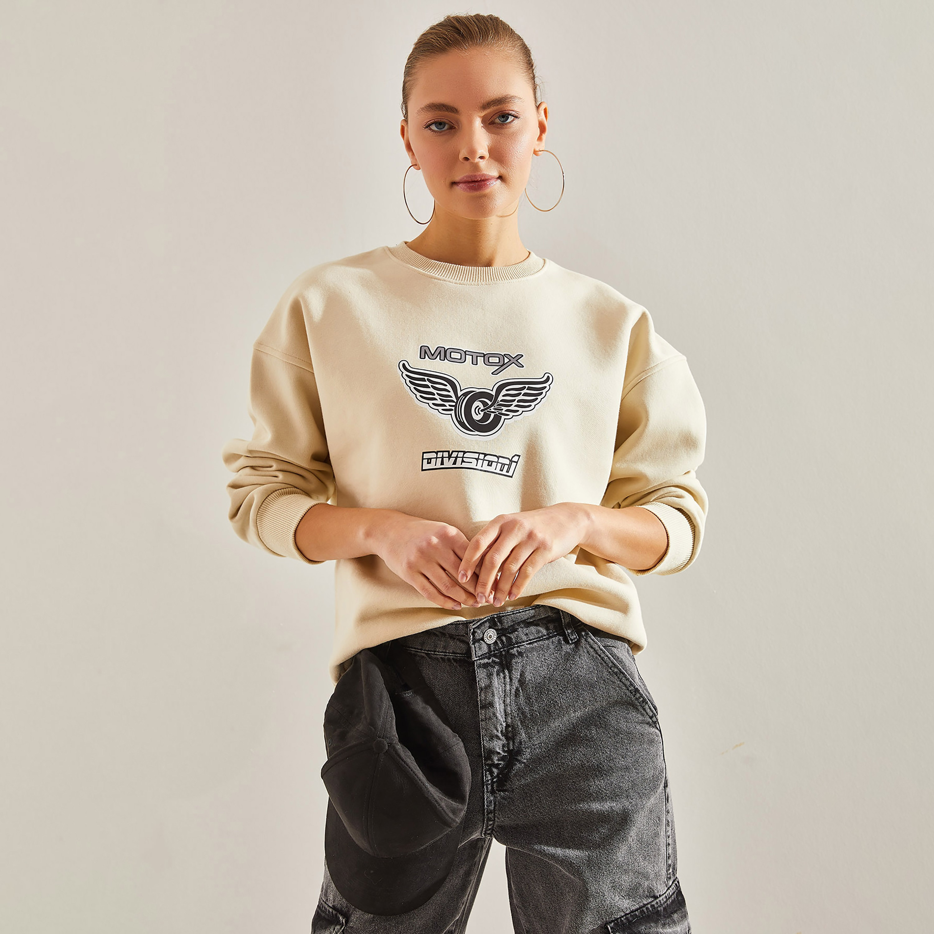 سويت شيرت نسائي بيج مطبوع برسومات، بأكتاف منسدلة من بيانكو لوتشي-women-winterwear-hoodiesandsweatshirts-sweatshirts-image-2