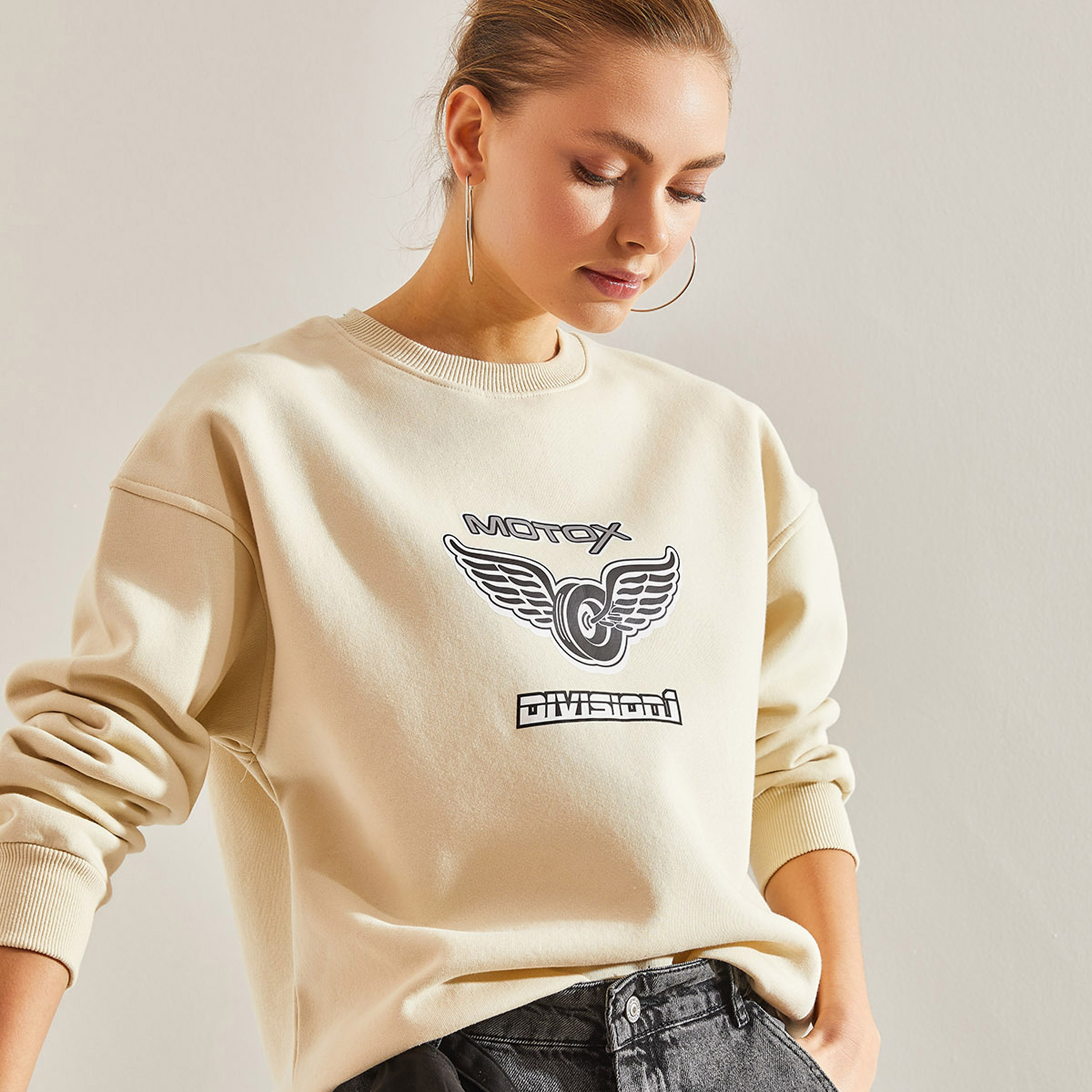 سويت شيرت نسائي بيج مطبوع برسومات، بأكتاف منسدلة من بيانكو لوتشي-women-winterwear-hoodiesandsweatshirts-sweatshirts-image-3