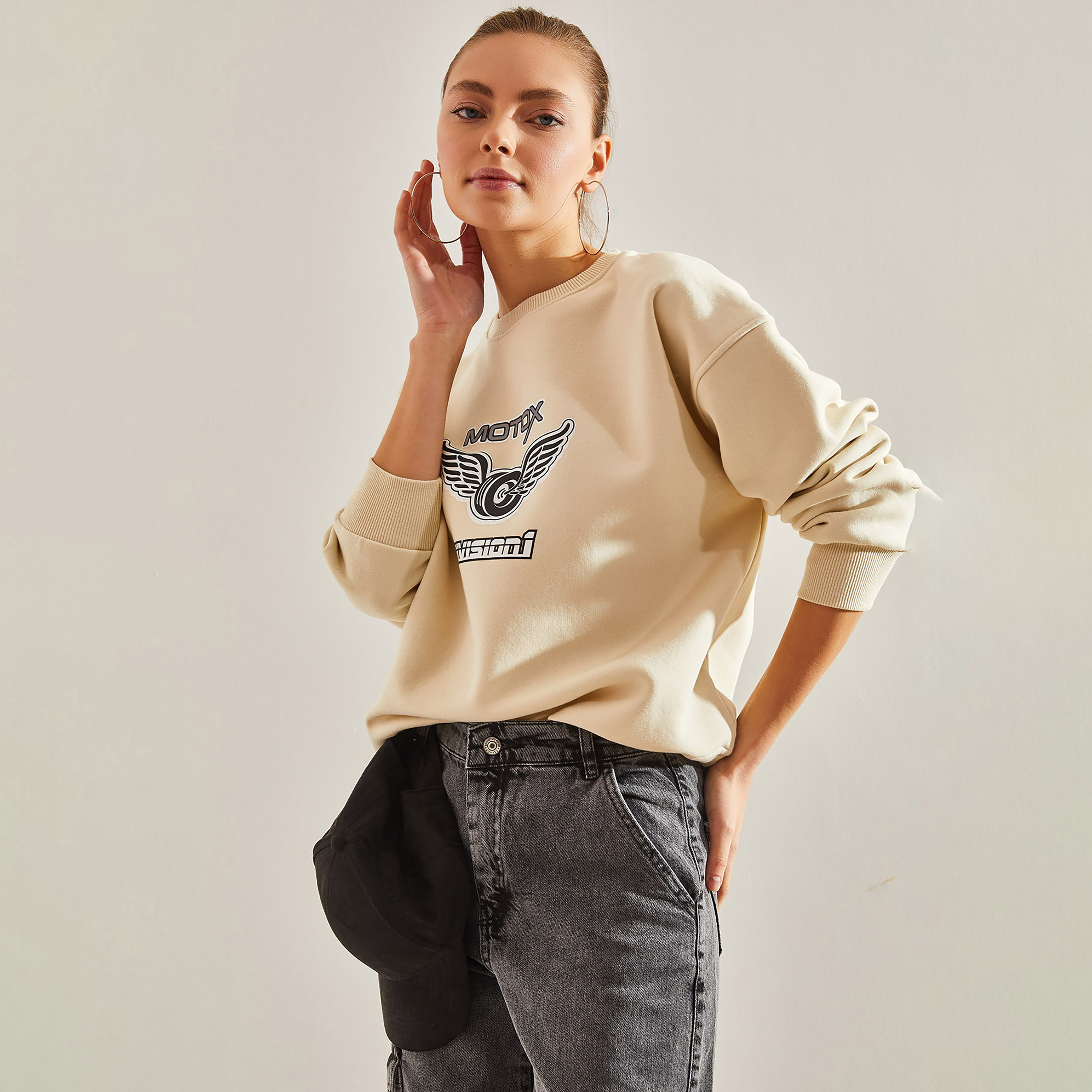 سويت شيرت نسائي بيج مطبوع برسومات، بأكتاف منسدلة من بيانكو لوتشي-women-winterwear-hoodiesandsweatshirts-sweatshirts-image-4