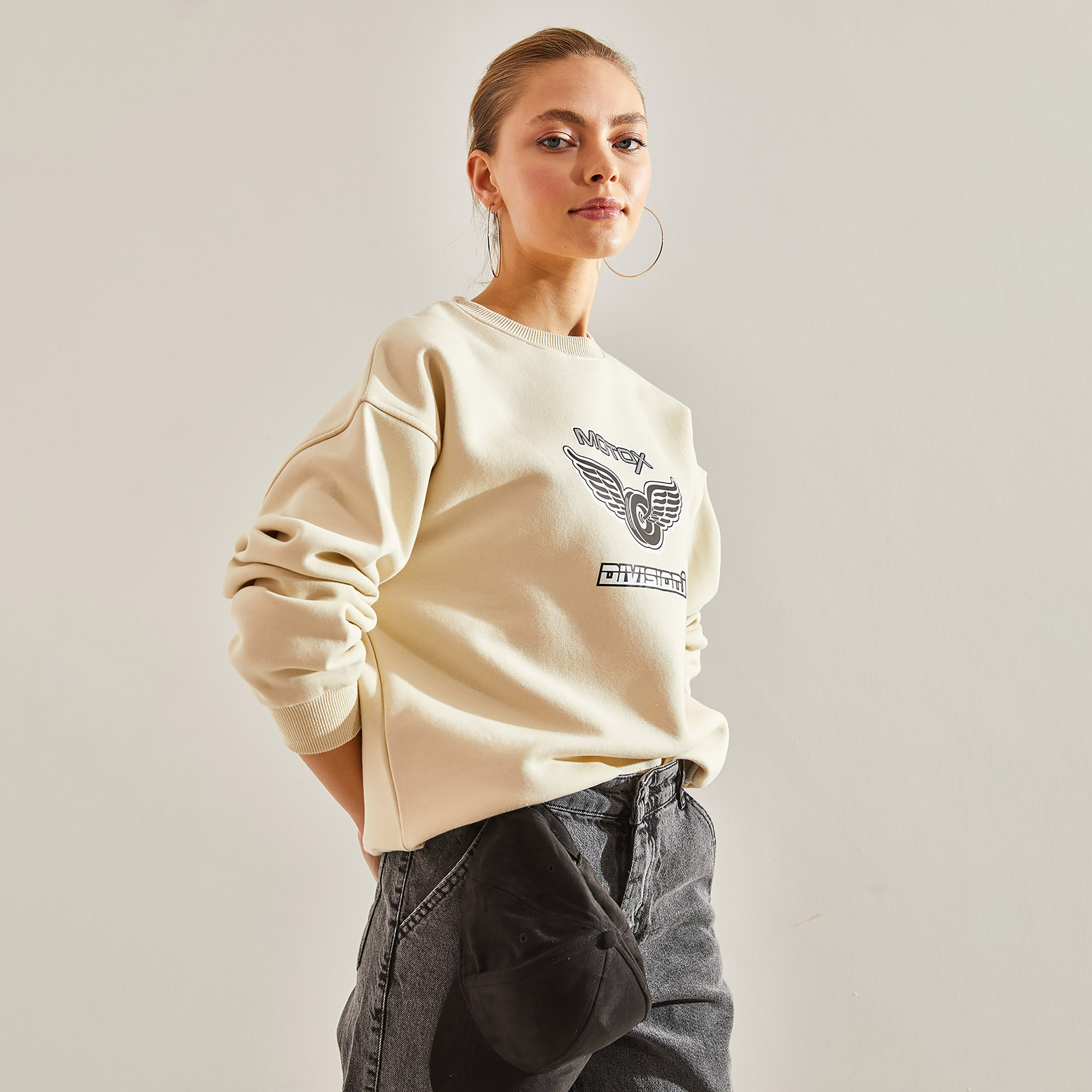 سويت شيرت نسائي بيج مطبوع برسومات، بأكتاف منسدلة من بيانكو لوتشي-women-winterwear-hoodiesandsweatshirts-sweatshirts-image-5