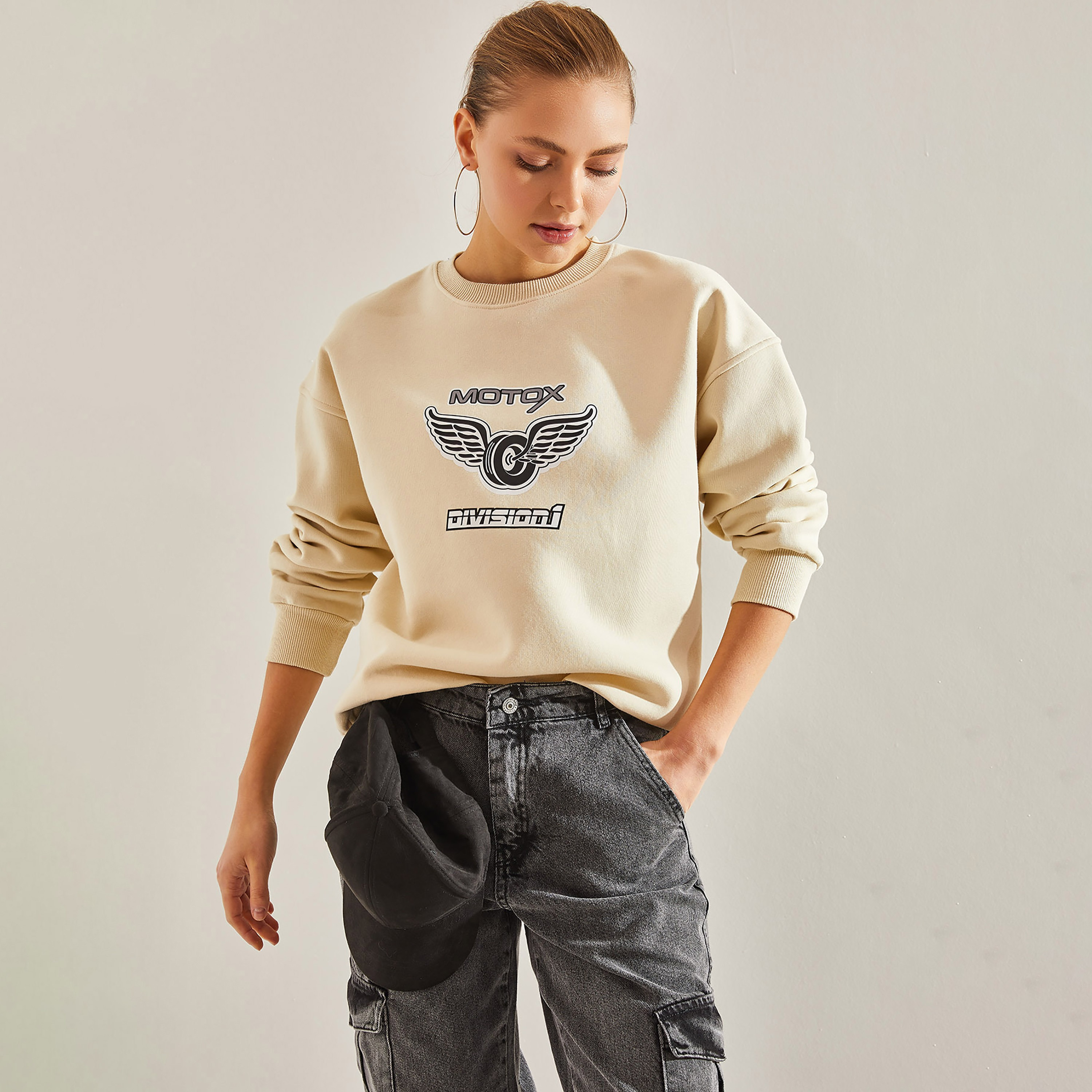 سويت شيرت نسائي بيج مطبوع برسومات، بأكتاف منسدلة من بيانكو لوتشي-women-winterwear-hoodiesandsweatshirts-sweatshirts-image-6