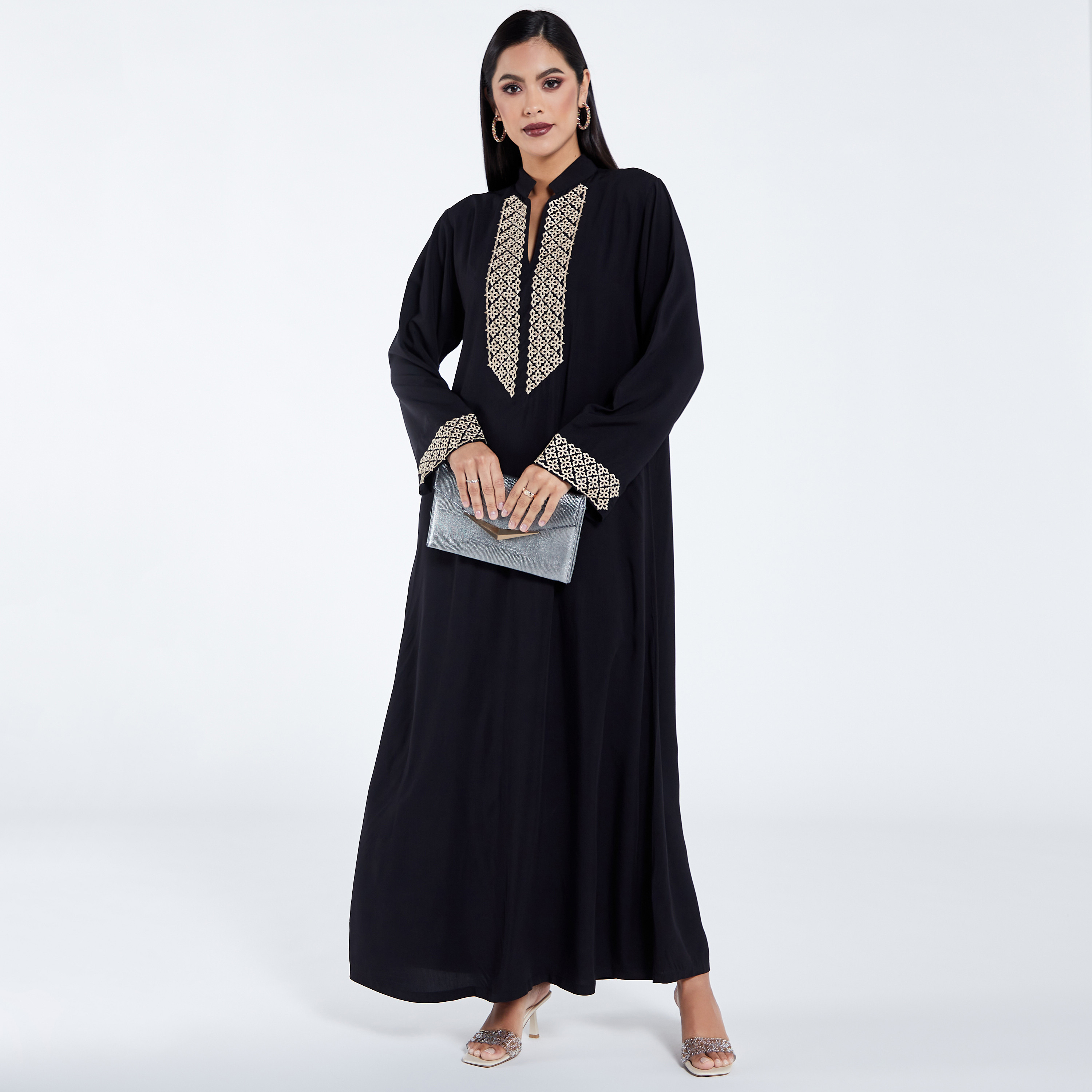 عباية سادة بأكمام طويلة وتفاصيل مطرزة من مويستريت-women-arabicclothing-jalabiyas-image-2
