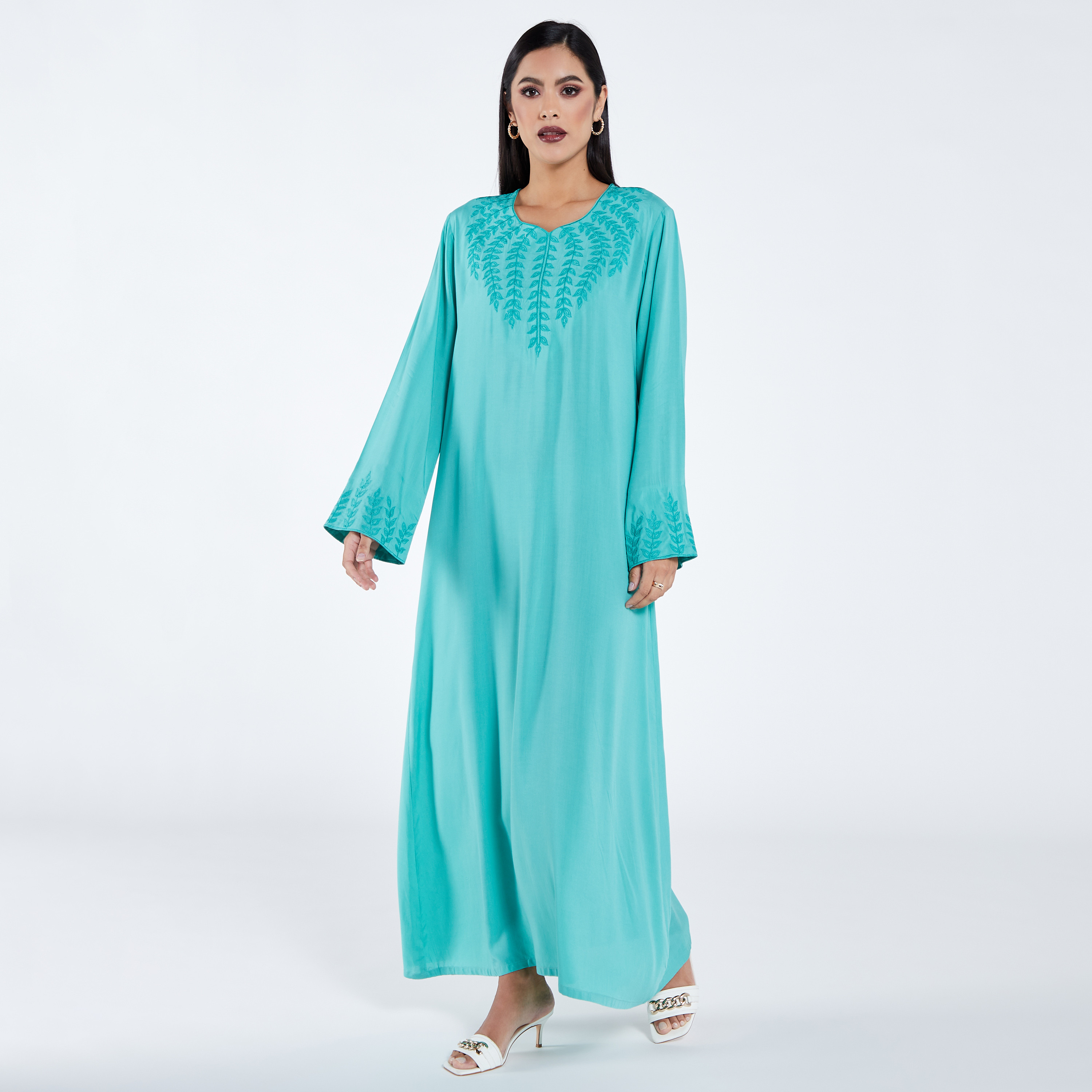 عباية مطرزة بياقة سويت هارت من مويستريت-women-arabicclothing-jalabiyas-image-2