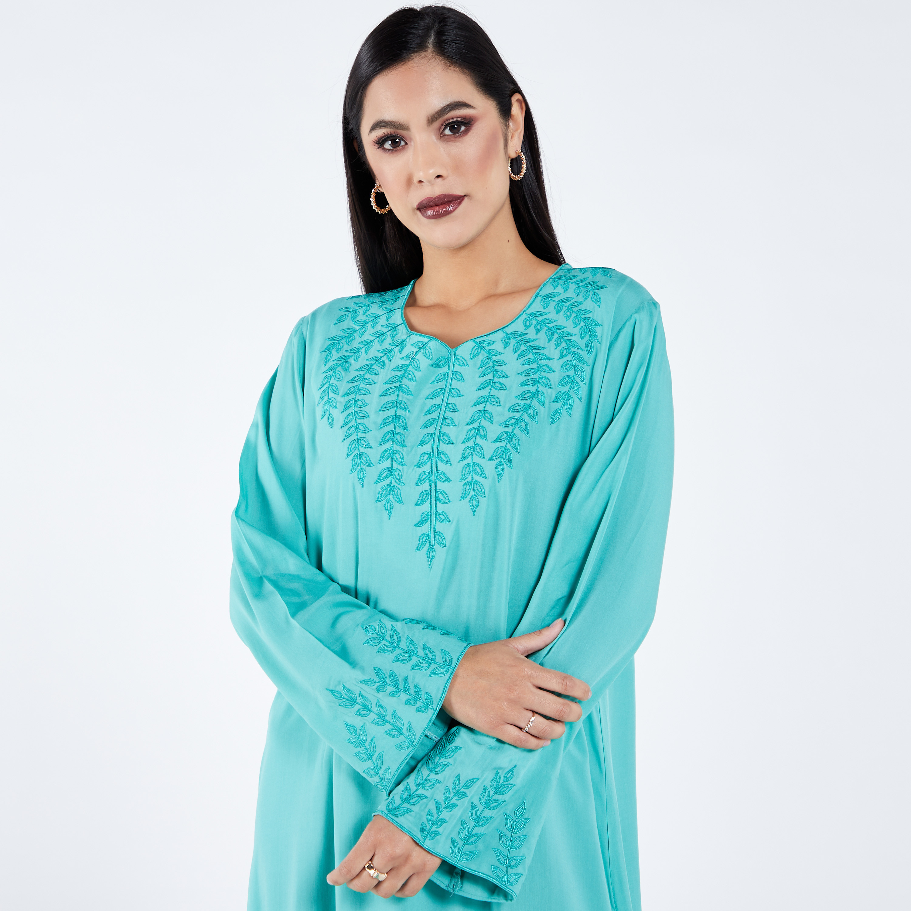 عباية مطرزة بياقة سويت هارت من مويستريت-women-arabicclothing-jalabiyas-image-3