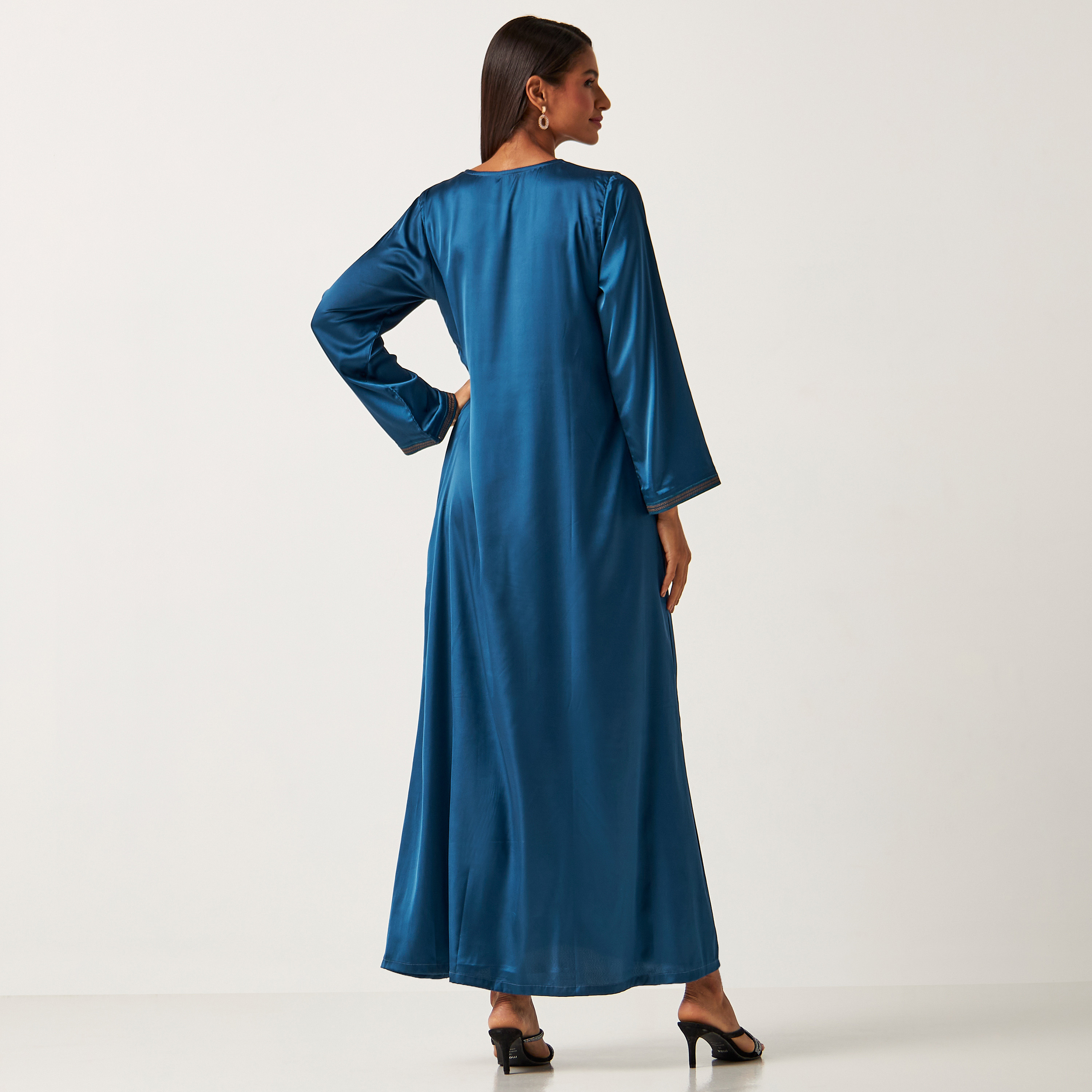 عباية سادة بياقة مستديرة وتفاصيل مطرزة من مويستريت-women-arabicclothing-jalabiyas-image-3