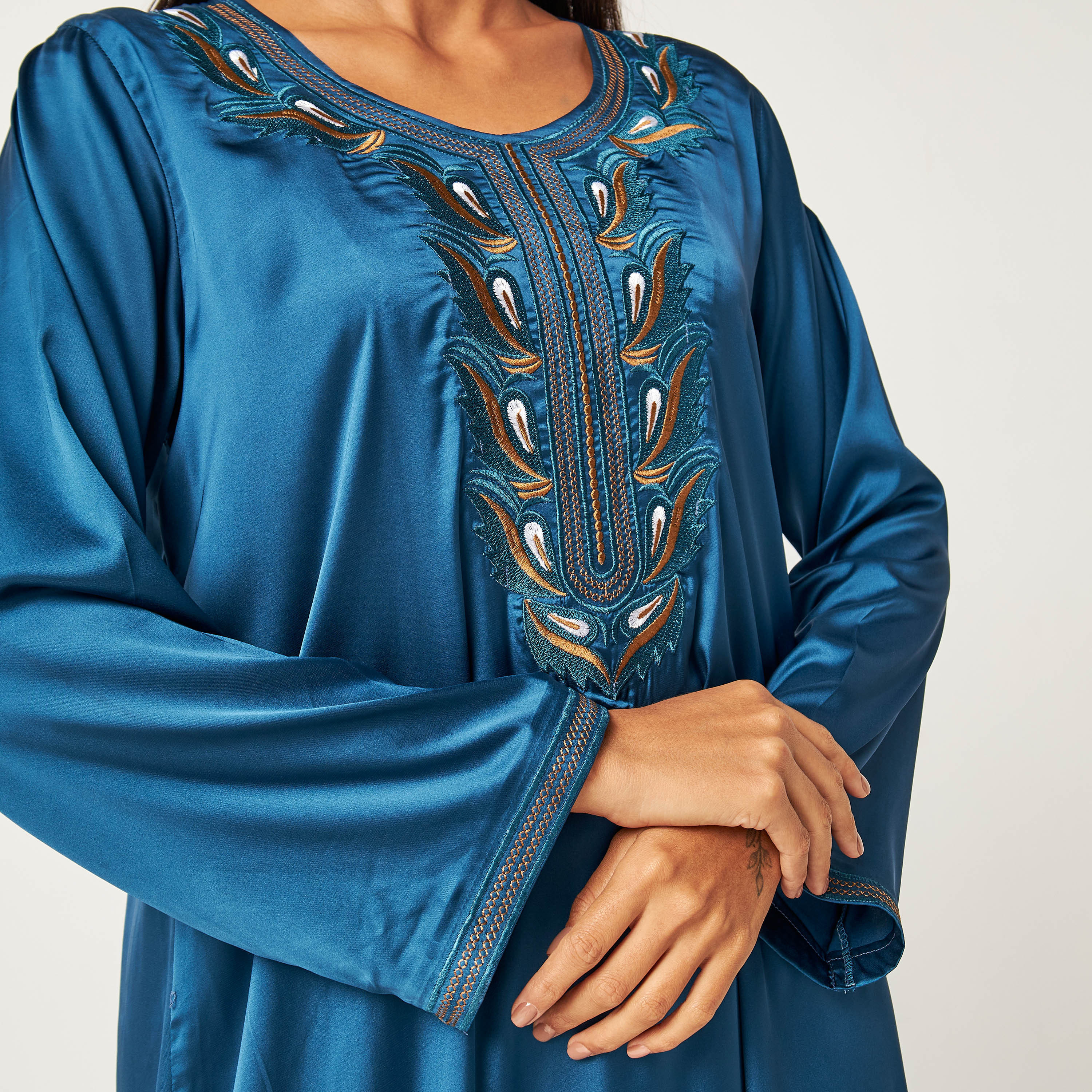 عباية سادة بياقة مستديرة وتفاصيل مطرزة من مويستريت-women-arabicclothing-jalabiyas-image-4