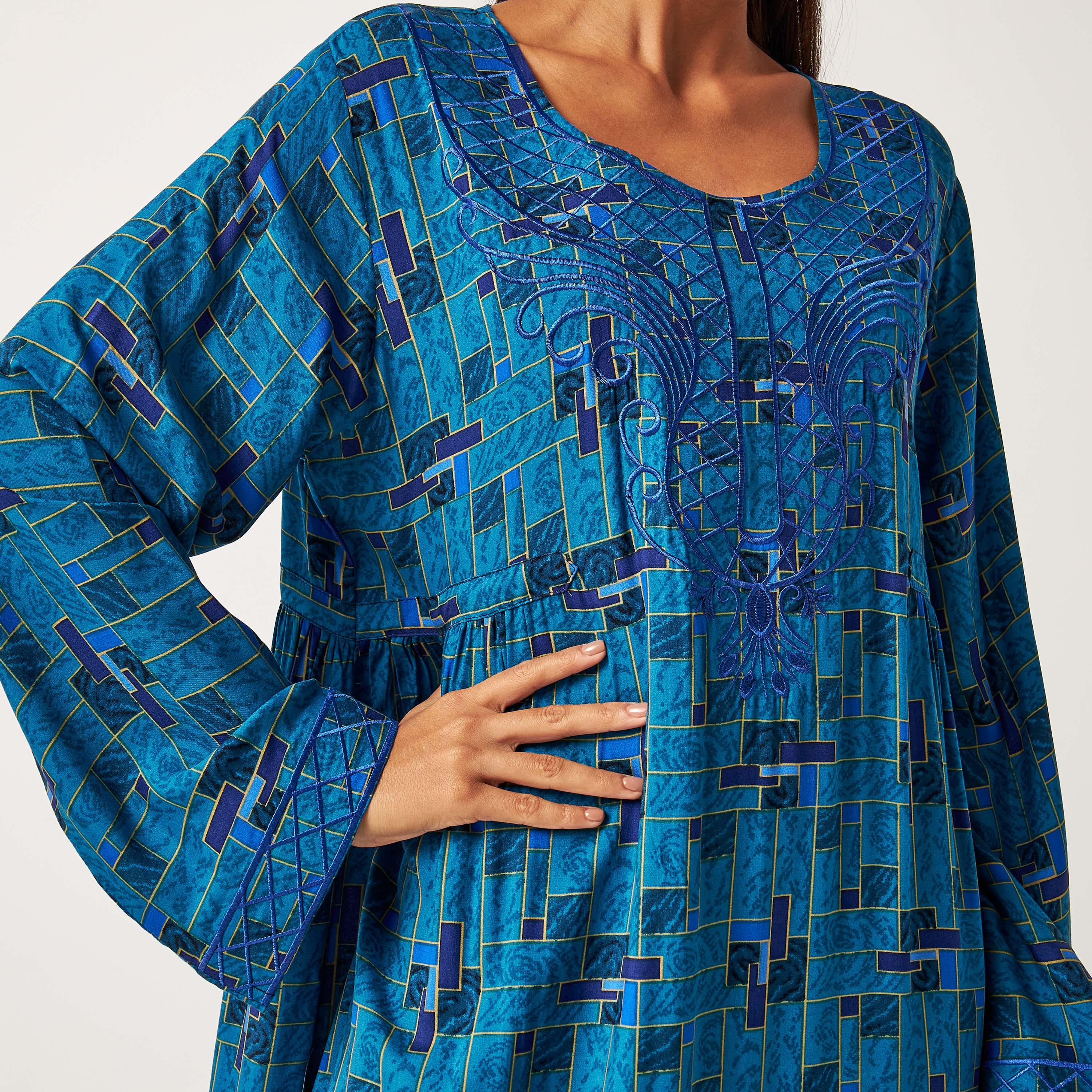 عباية بياقة مستديرة وطبعات من مويستريت-women-arabicclothing-jalabiyas-image-5