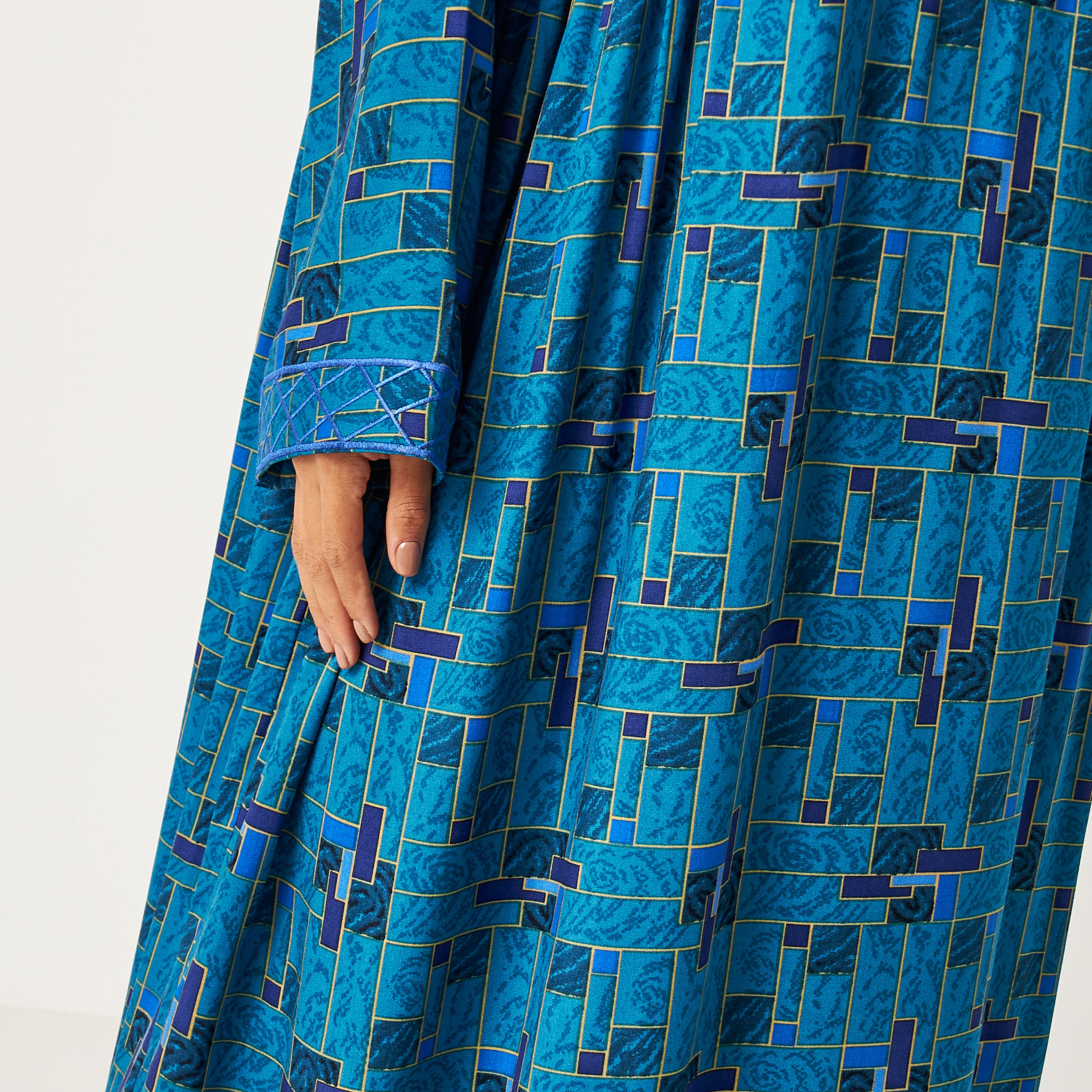 عباية بياقة مستديرة وطبعات من مويستريت-women-arabicclothing-jalabiyas-image-6