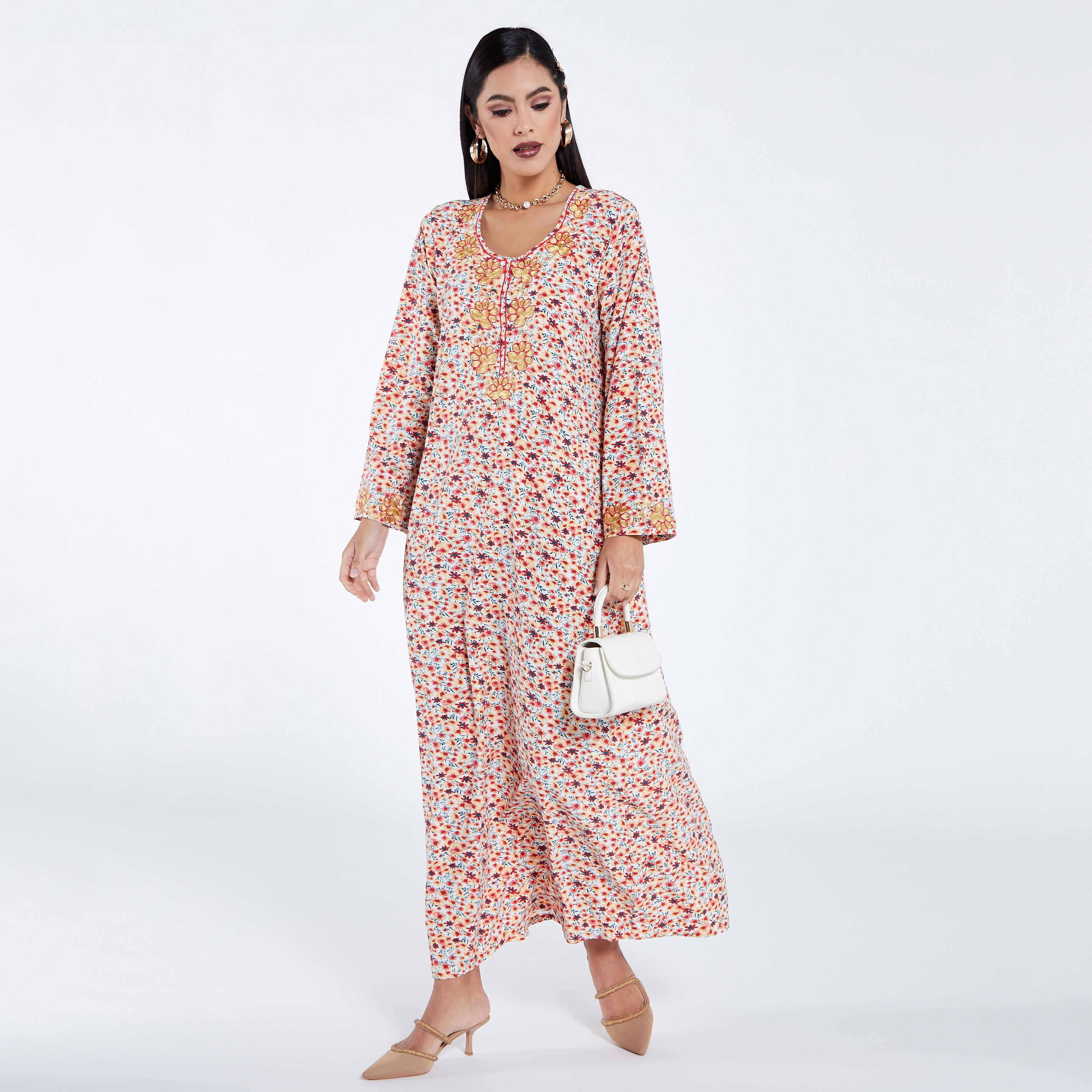 عباية بياقة مستديرة وطبعات أزهار وتفاصيل مطرزة من مويستريت-women-arabicclothing-jalabiyas-image-2