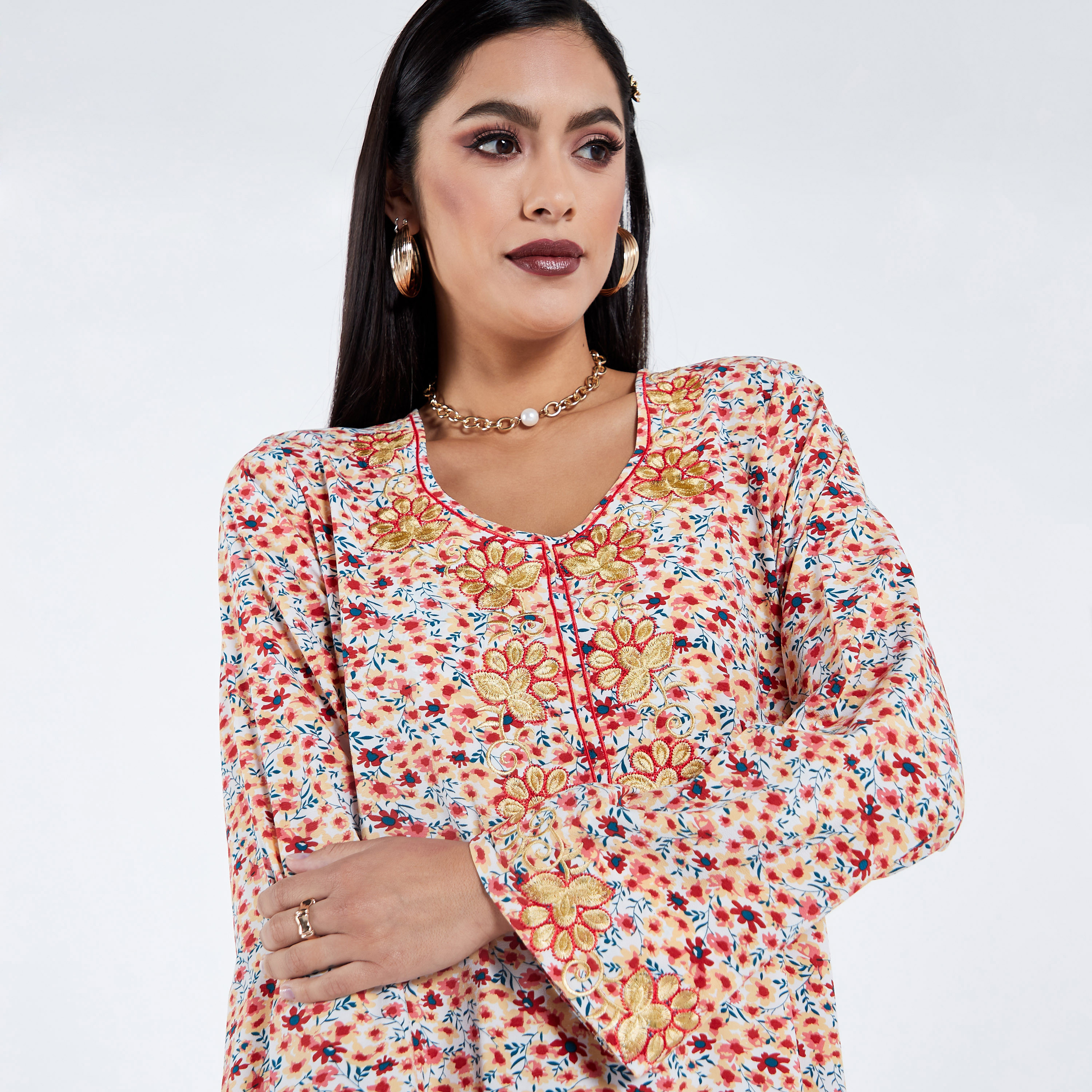 عباية بياقة مستديرة وطبعات أزهار وتفاصيل مطرزة من مويستريت-women-arabicclothing-jalabiyas-image-3