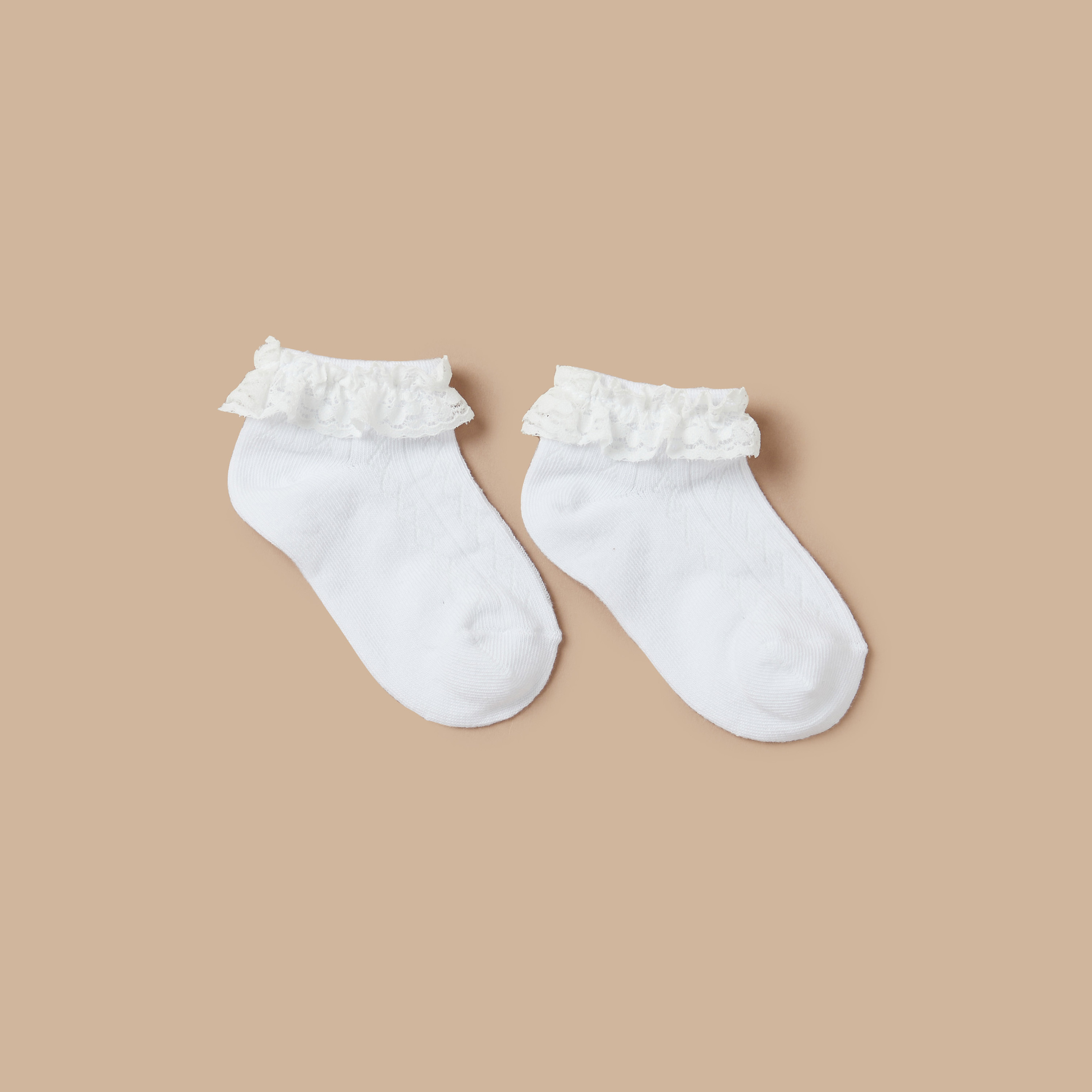 جوارب بارزة الملمس بتفاصيل كشكش من جونيورز-promo_babyshop_Buy3for1_BAH230426-image-1