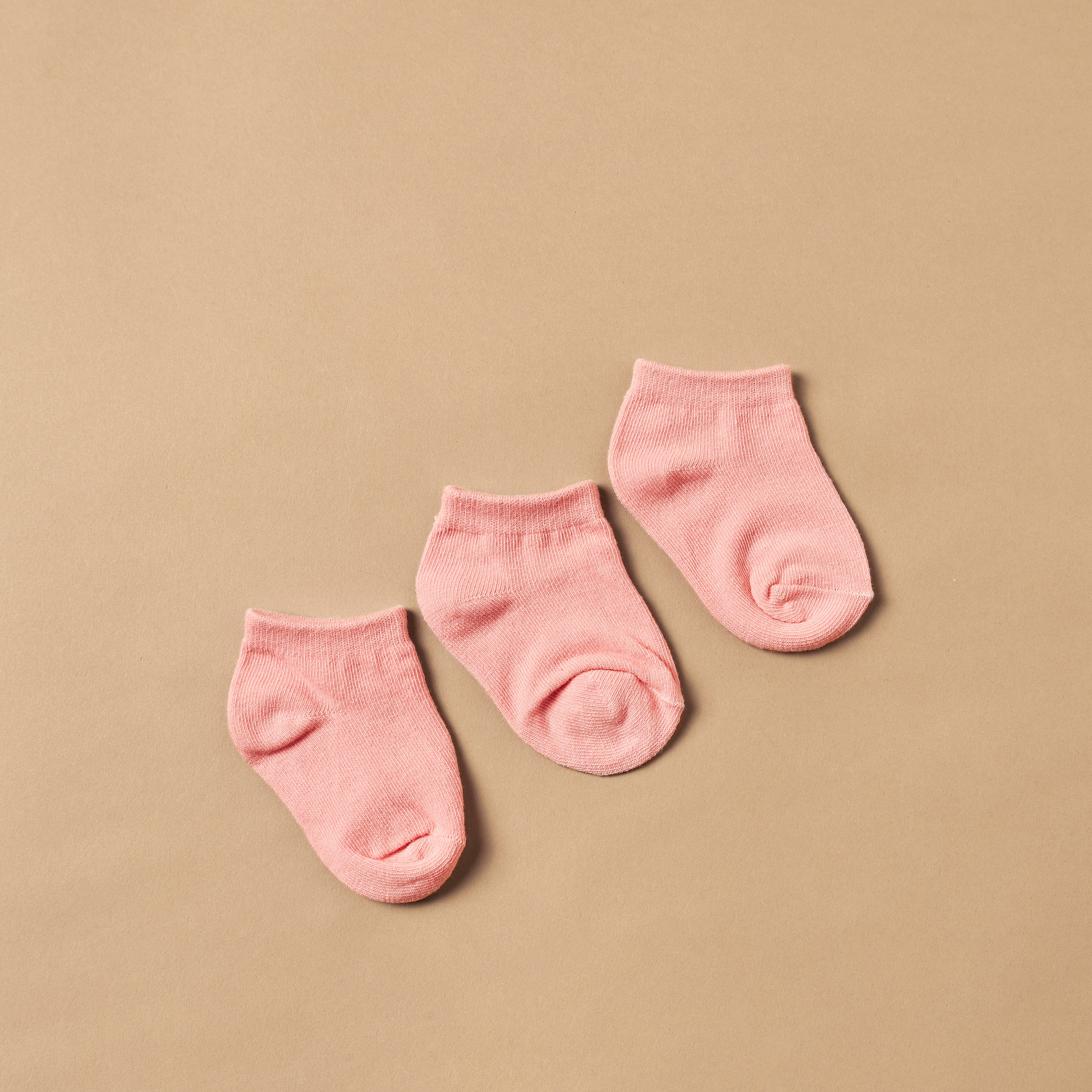 جوارب سادة بطول الكاحل من جونيورز - طقم من 3 أزواج-baby-girls-accessories-socks-image-1