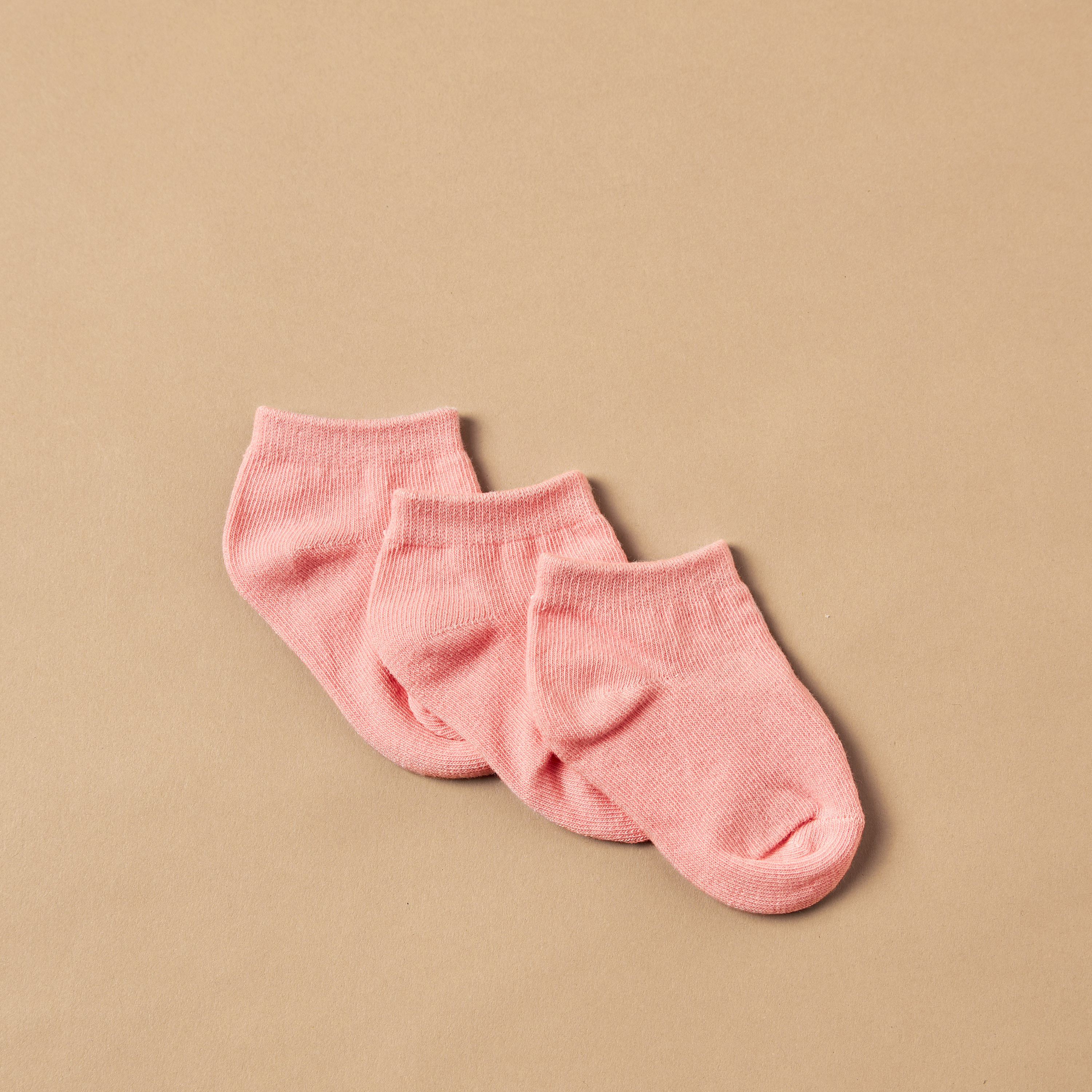 جوارب سادة بطول الكاحل من جونيورز - طقم من 3 أزواج-baby-girls-accessories-socks-image-2