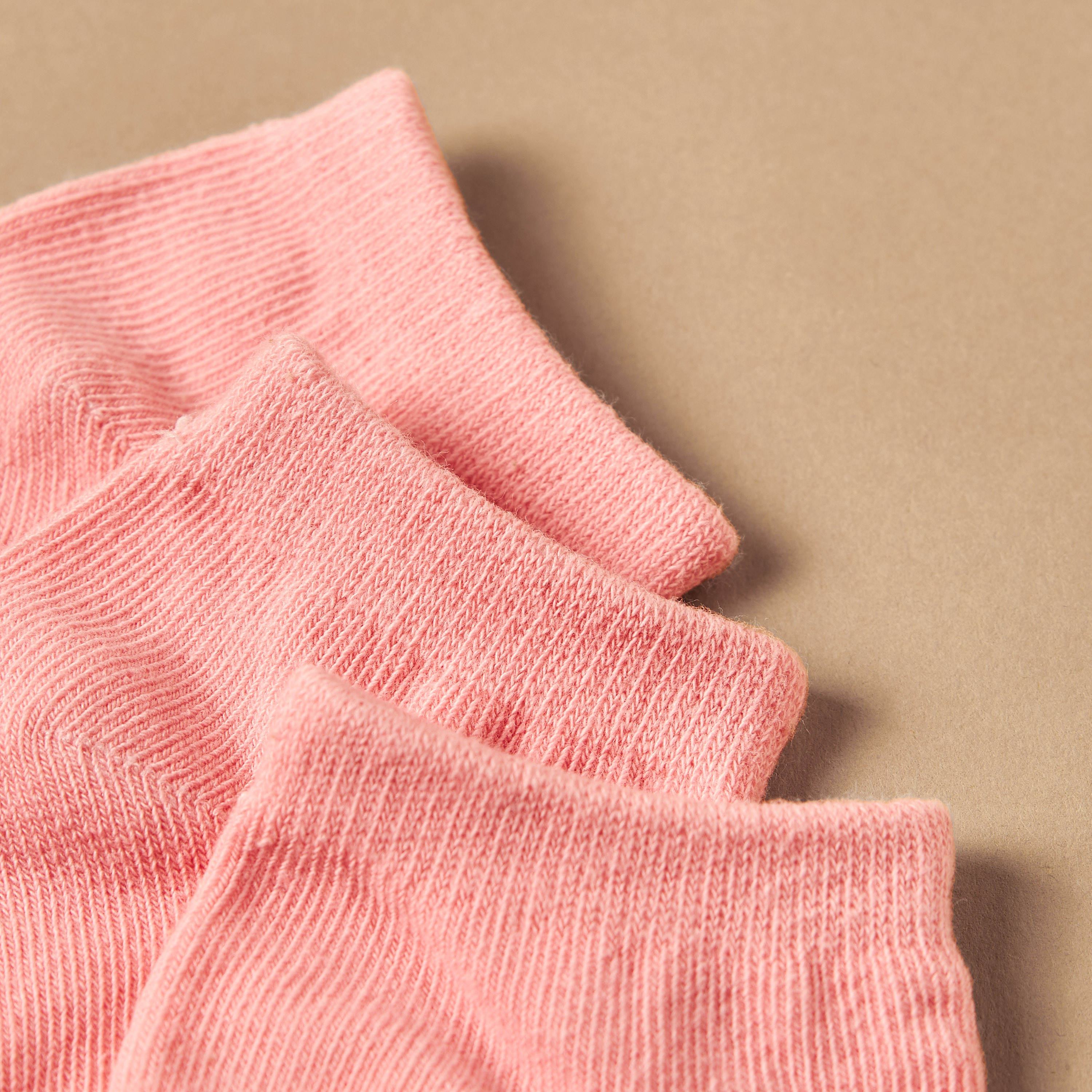 جوارب سادة بطول الكاحل من جونيورز - طقم من 3 أزواج-baby-girls-accessories-socks-image-3