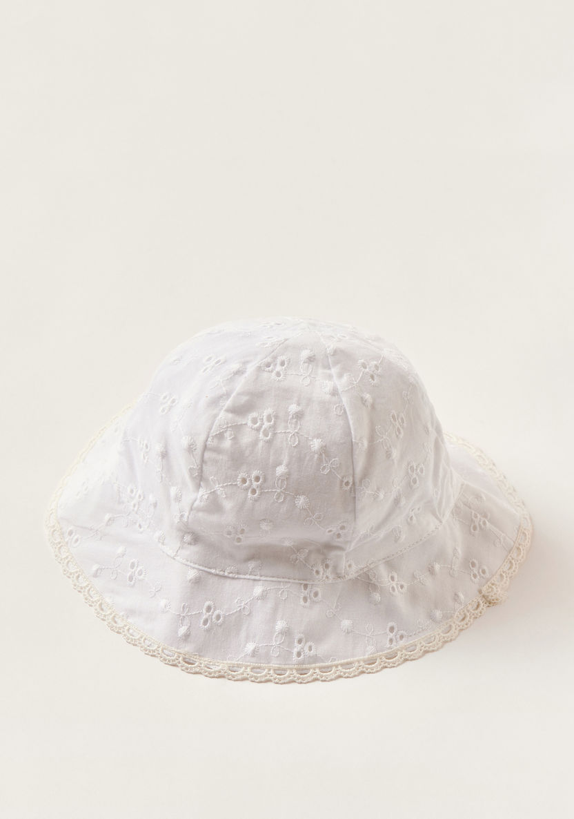 قبعة بوكيت بزينة دانتيل من جونيورز-%D8%A7%D9%84%D9%83%D8%A7%D8%A8%D8%A7%D8%AA-image-0