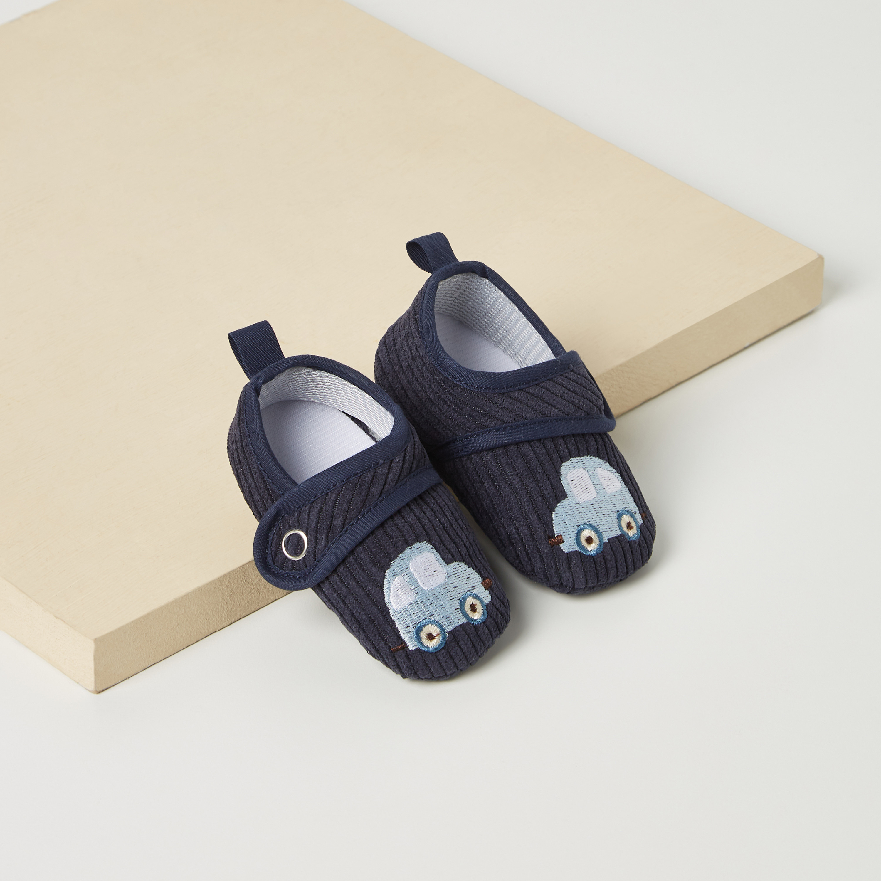بوت بتطريز سيارة وأزرار من جونيورز-baby-boys-shoes-booties-image-2