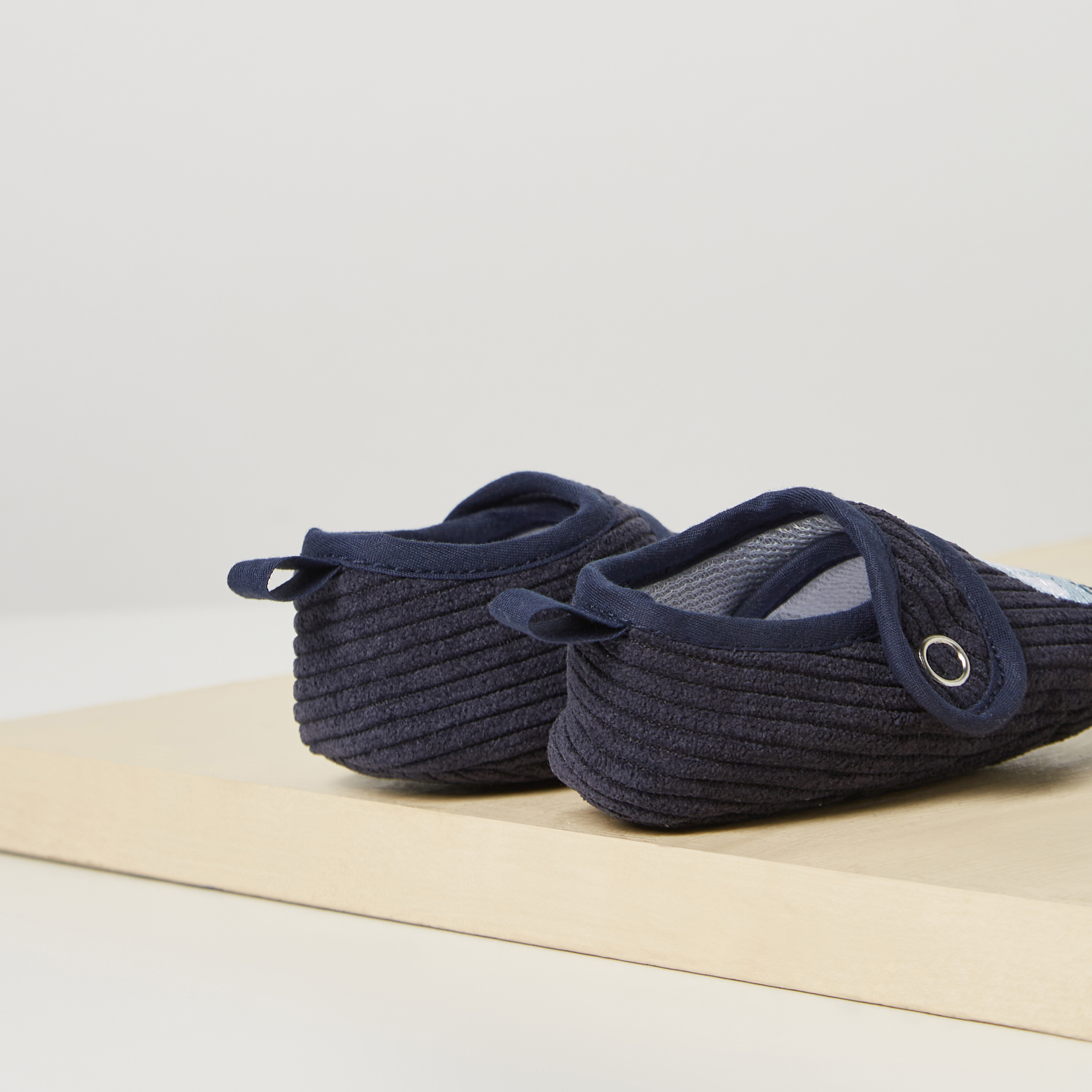 بوت بتطريز سيارة وأزرار من جونيورز-baby-boys-shoes-booties-image-3