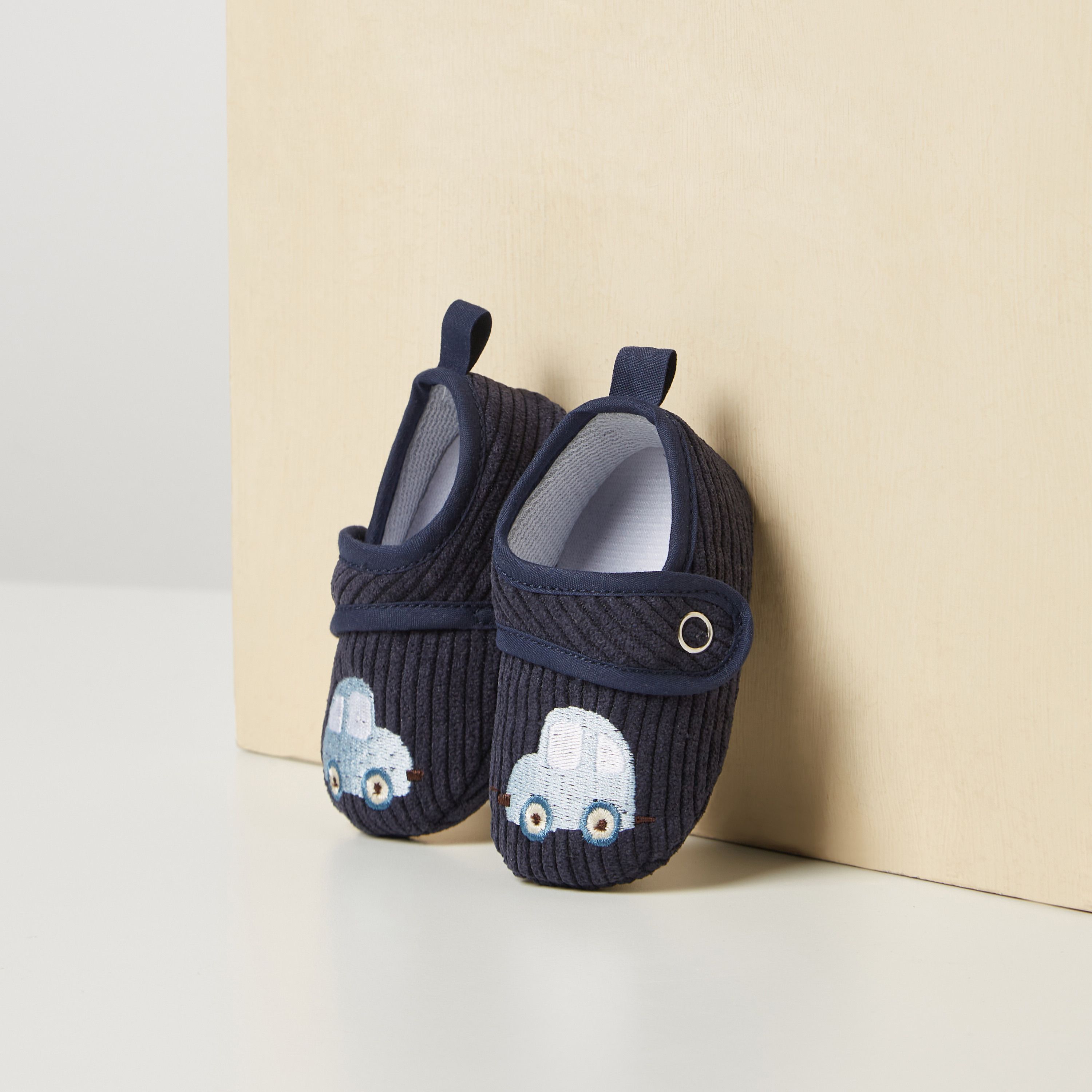 بوت بتطريز سيارة وأزرار من جونيورز-baby-boys-shoes-booties-image-4
