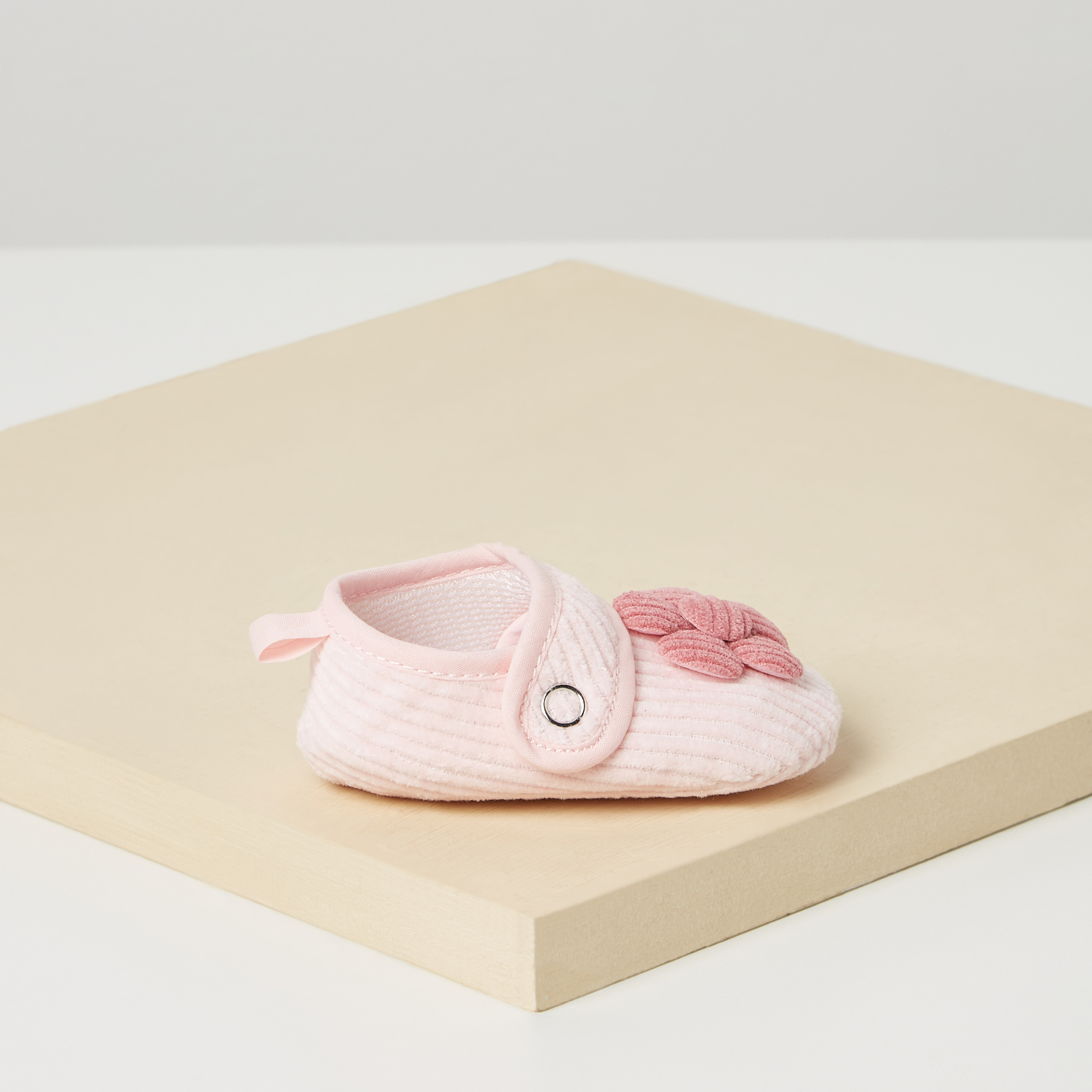 بوت بزخارف زهرية وتفاصيل أزرار من جونيورز-baby-girls-shoes-booties-image-1
