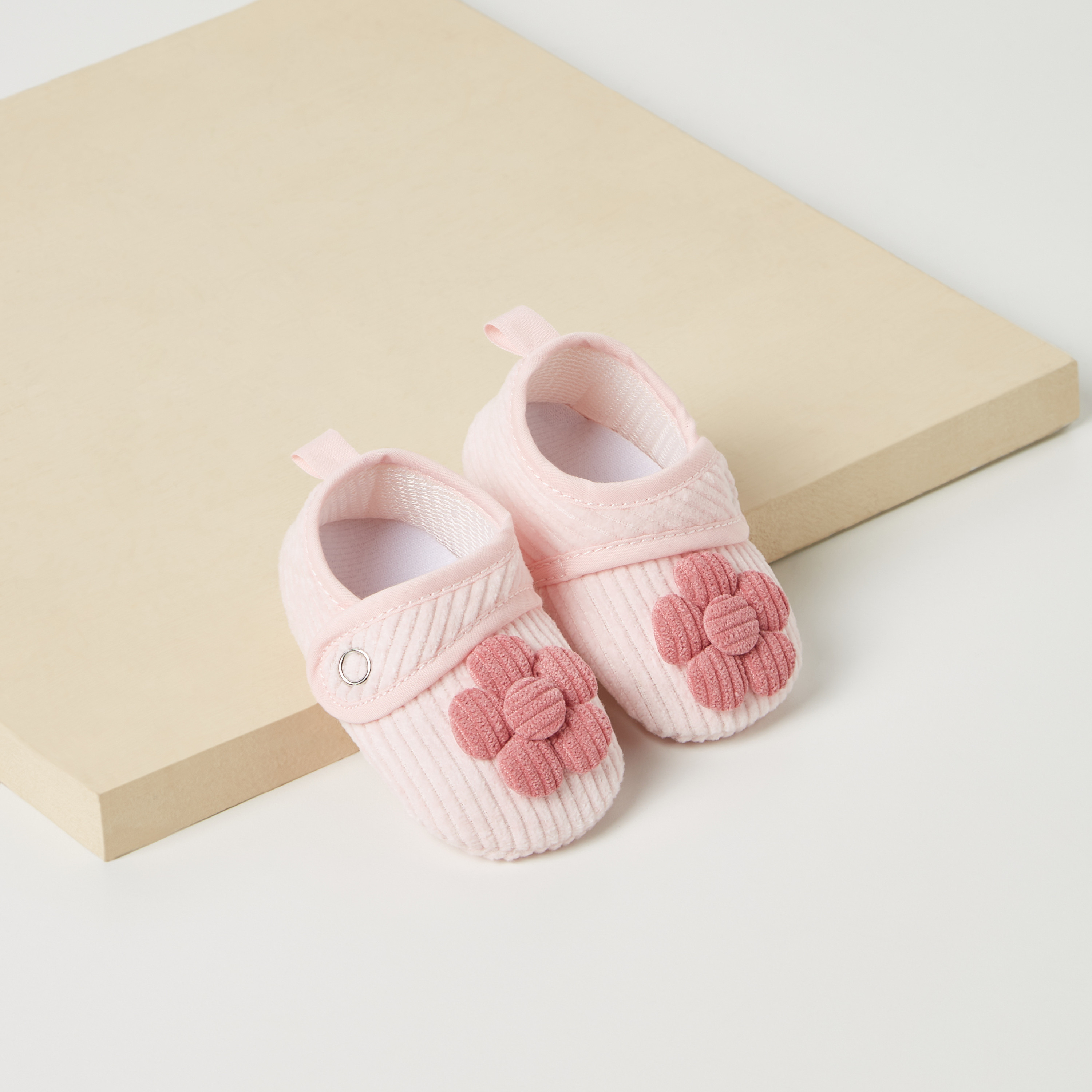 بوت بزخارف زهرية وتفاصيل أزرار من جونيورز-baby-girls-shoes-booties-image-2