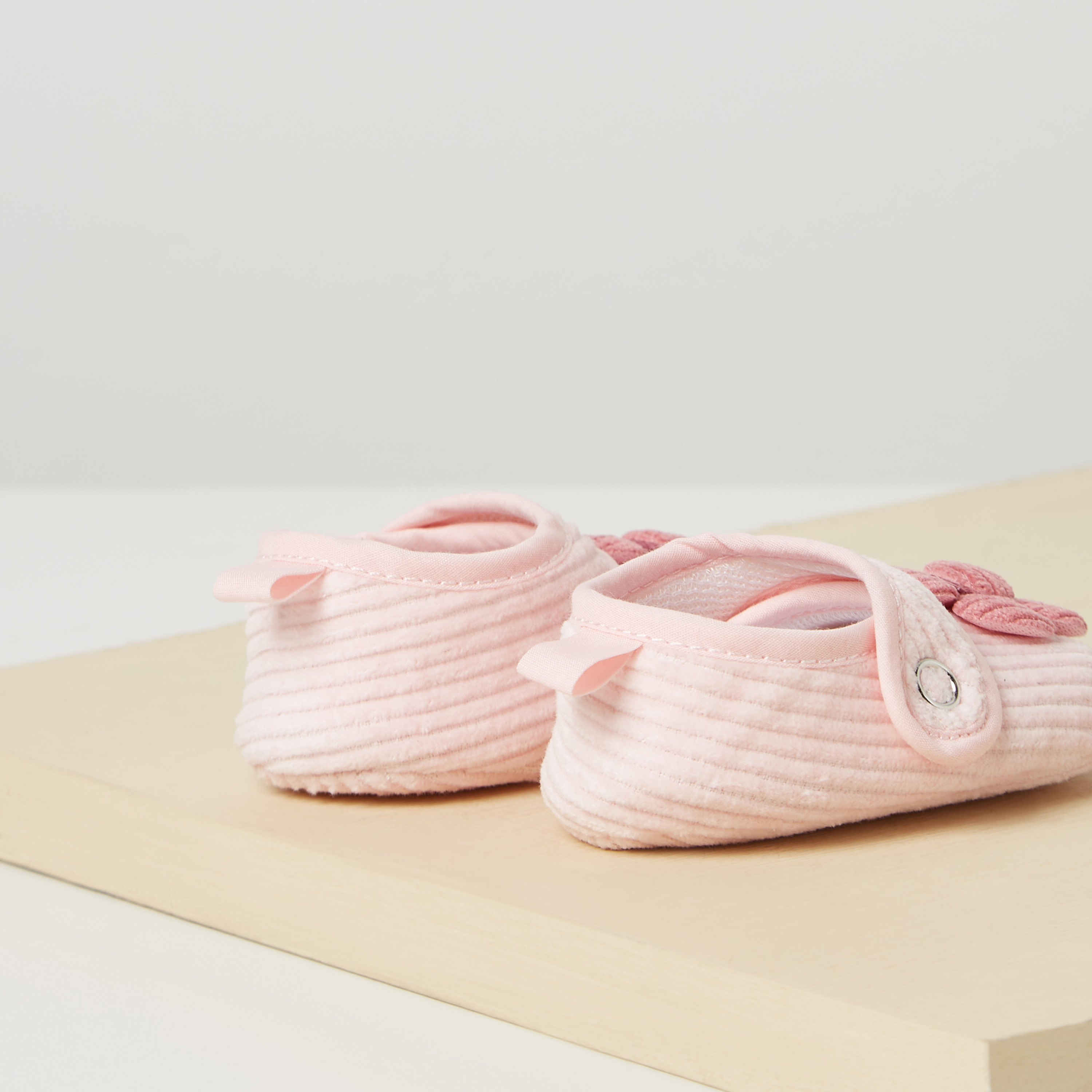 بوت بزخارف زهرية وتفاصيل أزرار من جونيورز-baby-girls-shoes-booties-image-3