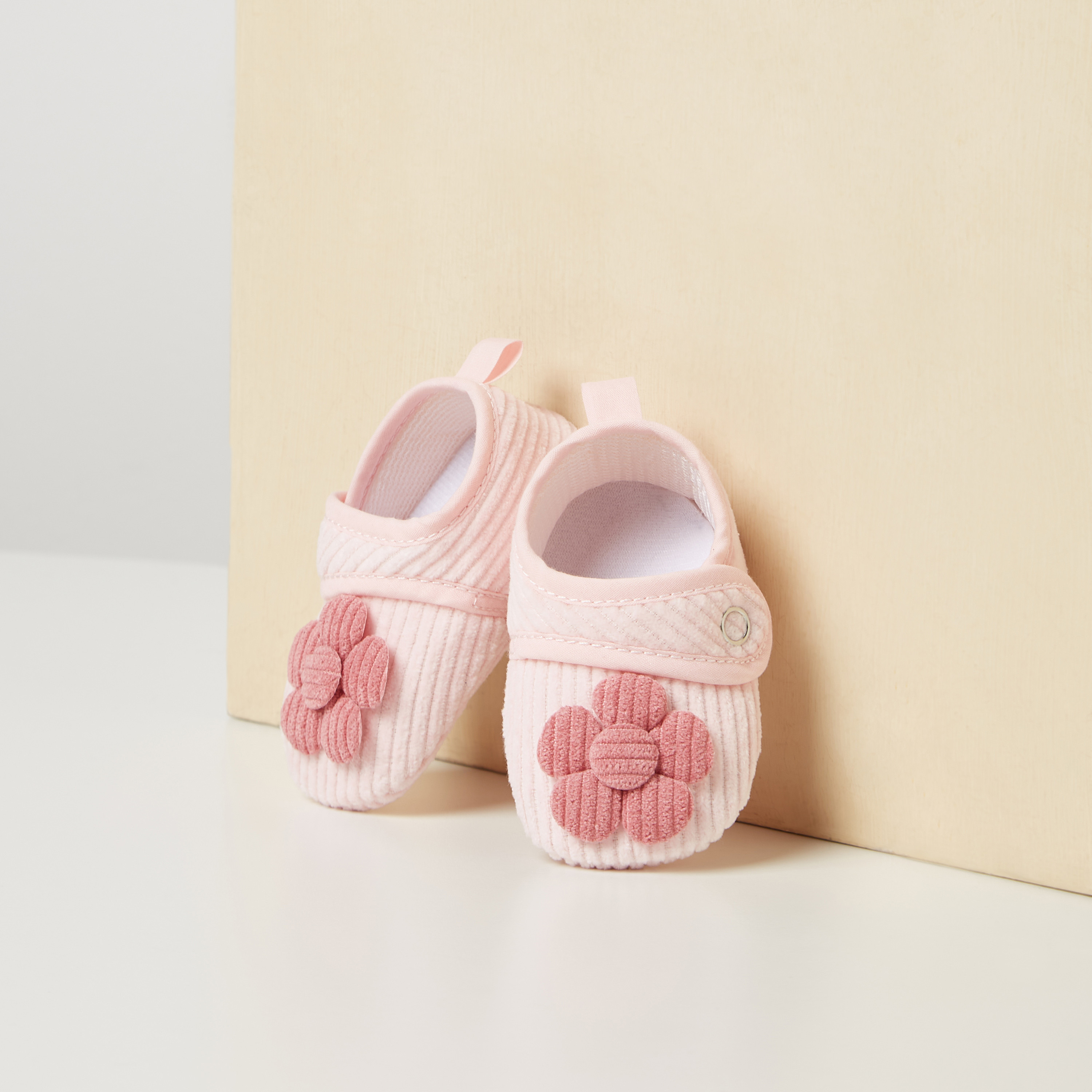بوت بزخارف زهرية وتفاصيل أزرار من جونيورز-baby-girls-shoes-booties-image-4