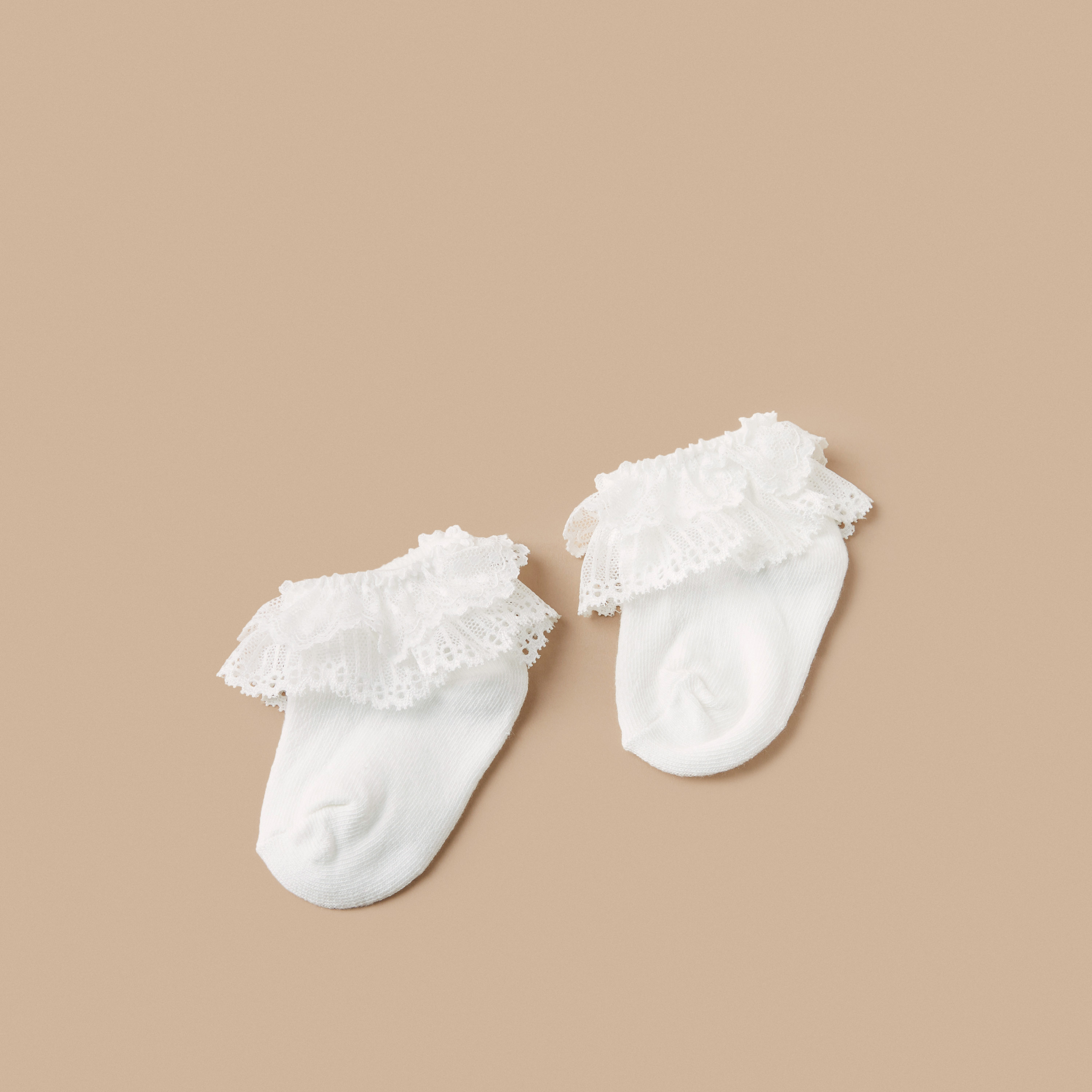 جوارب سادة بتفاصيل كشكشة من جونيورز-promo_babyshop_Buy3for1_KWT230426-image-1