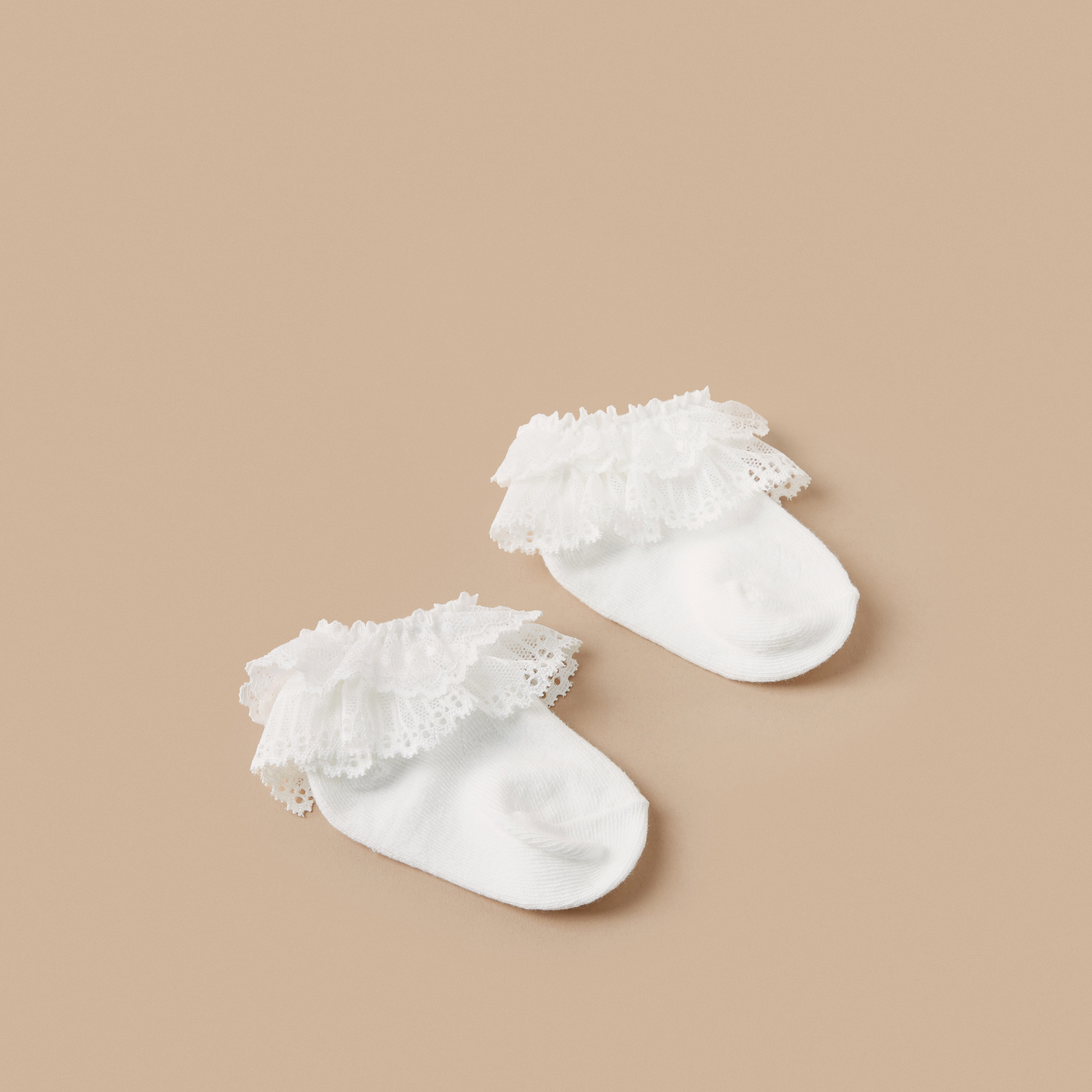 جوارب سادة بتفاصيل كشكشة من جونيورز-promo_babyshop_Buy3for1_KWT230426-image-2