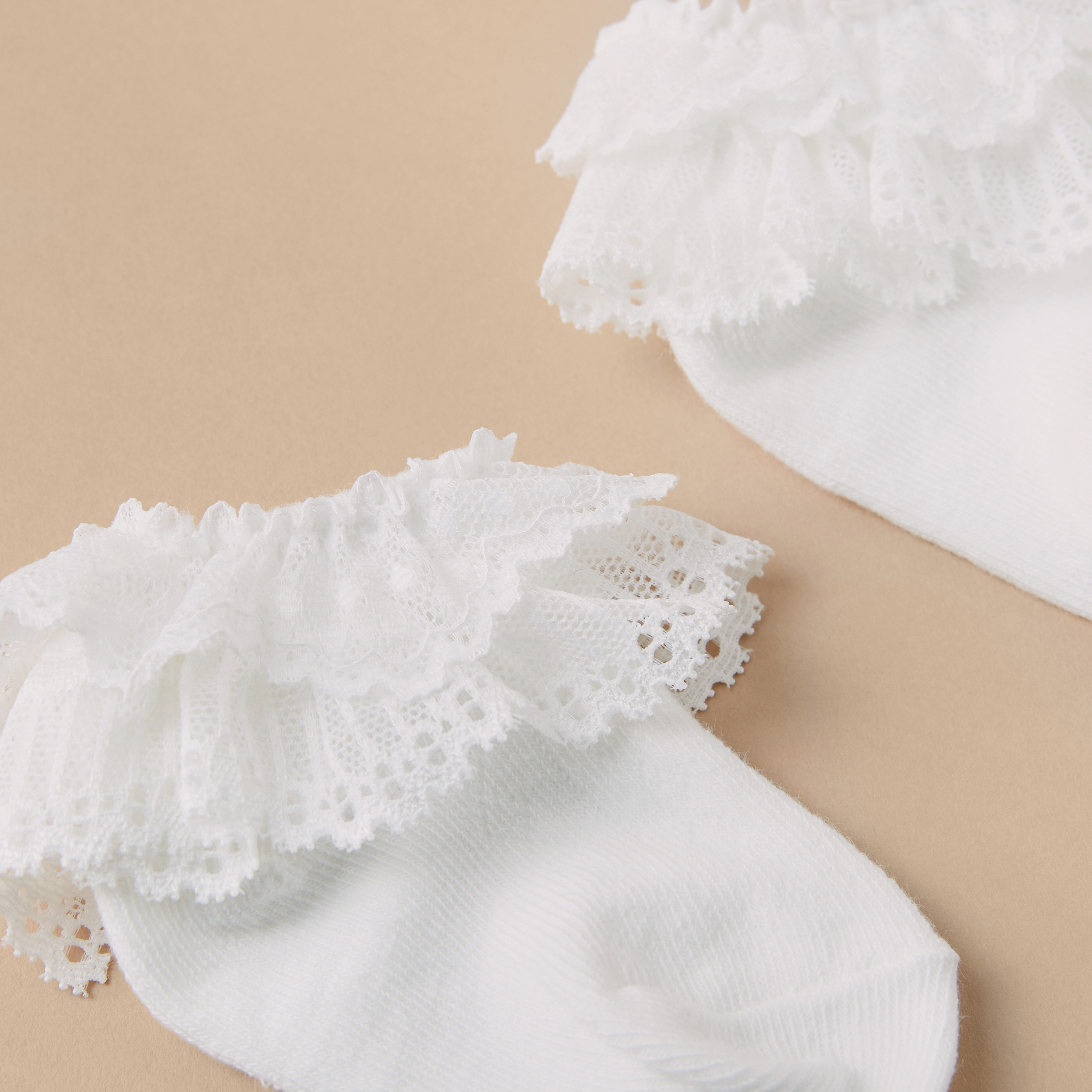 جوارب سادة بتفاصيل كشكشة من جونيورز-promo_babyshop_Buy3for1_KWT230426-image-3