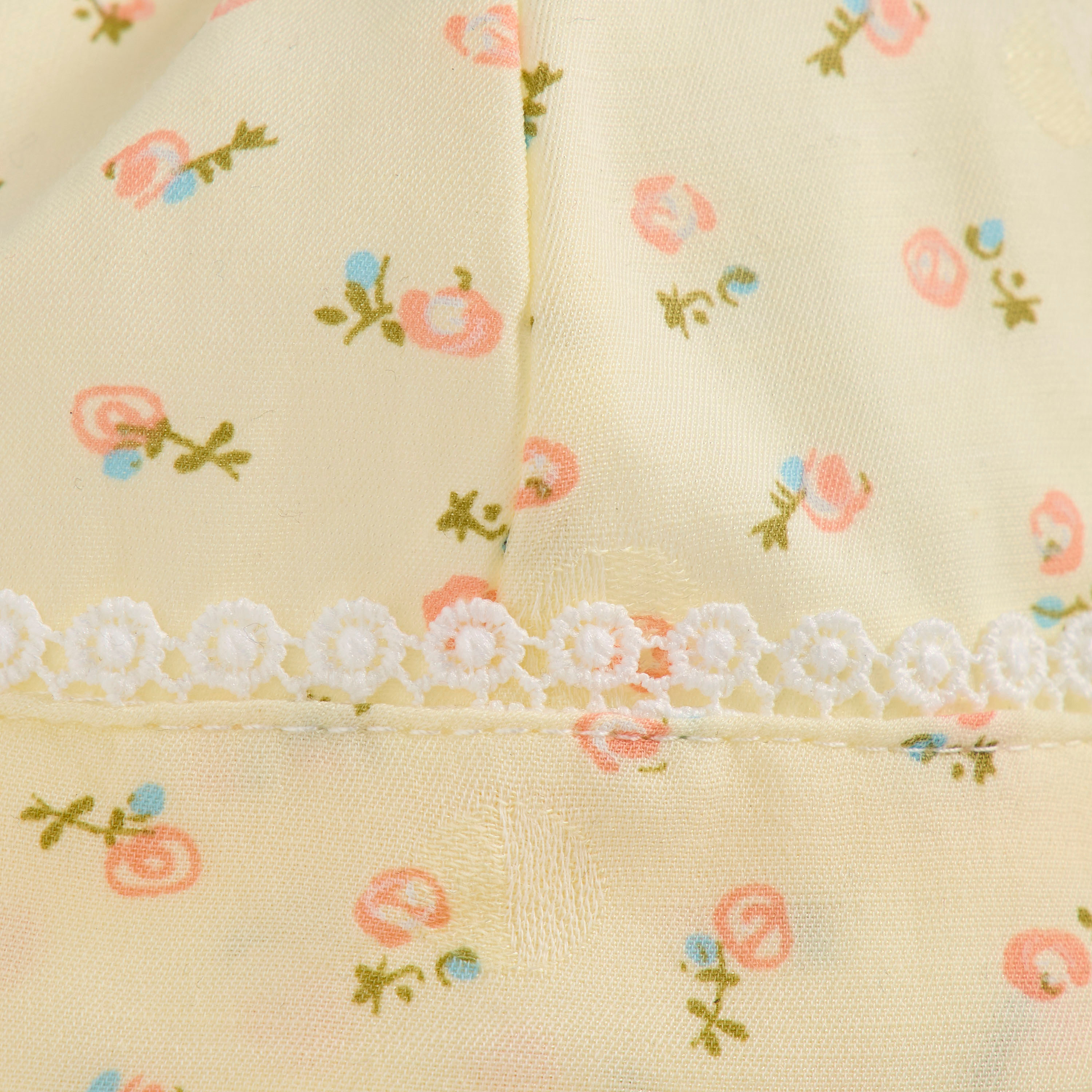 قبعة دلو بطبعات أزهار وحافة دانتيل من جونيورز-baby-girls-accessories-caps-image-4