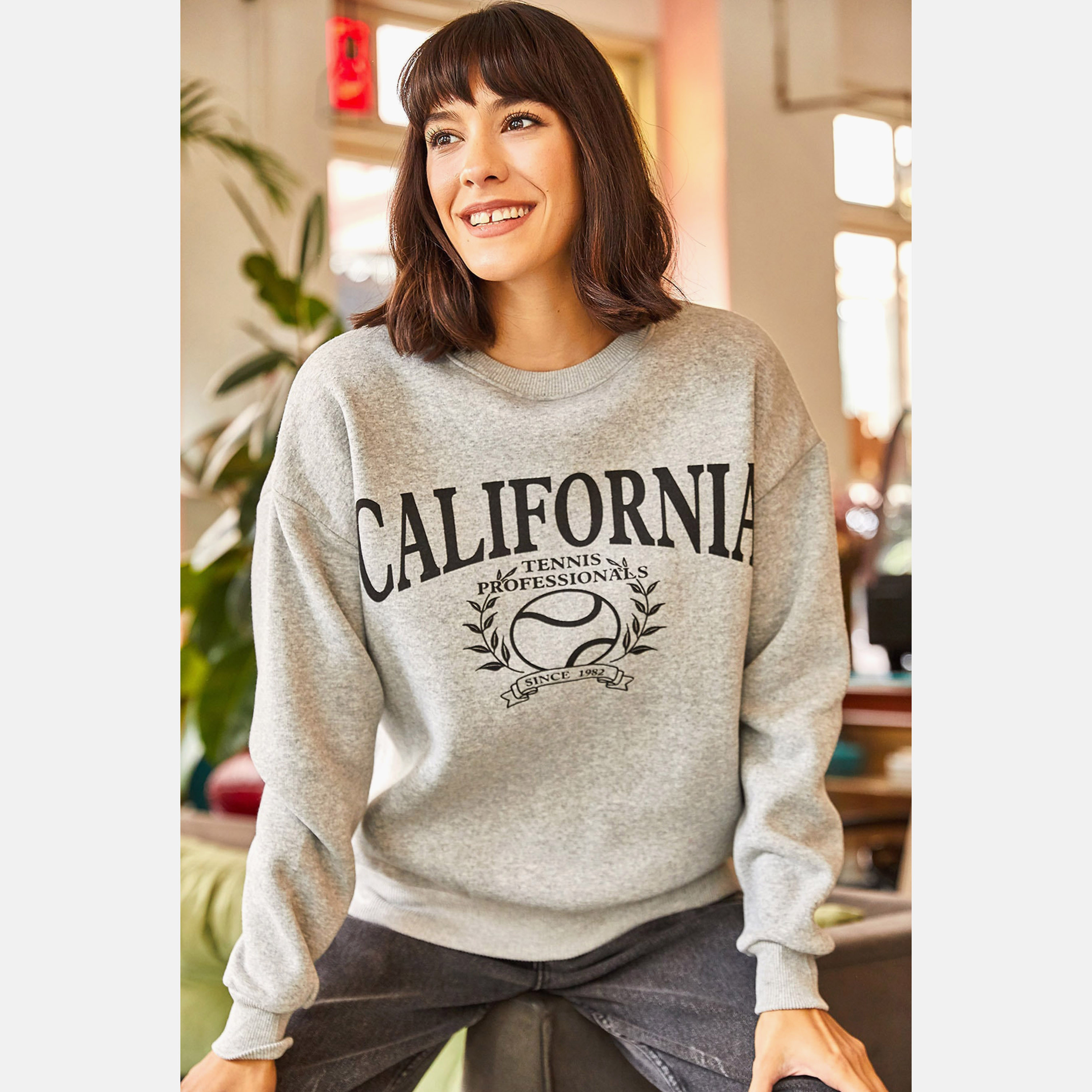 سويت شيرت نسائي باللون الرمادي بطبعة نص من القطن من أولالوك-women-clothing-hoodiesandsweatshirts-sweatshirts-image-1